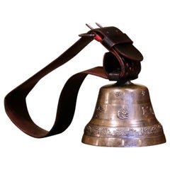 Cloche de vache suisse du 19ème siècle en bronze signée avec sangle et boucle d'origine en cuir