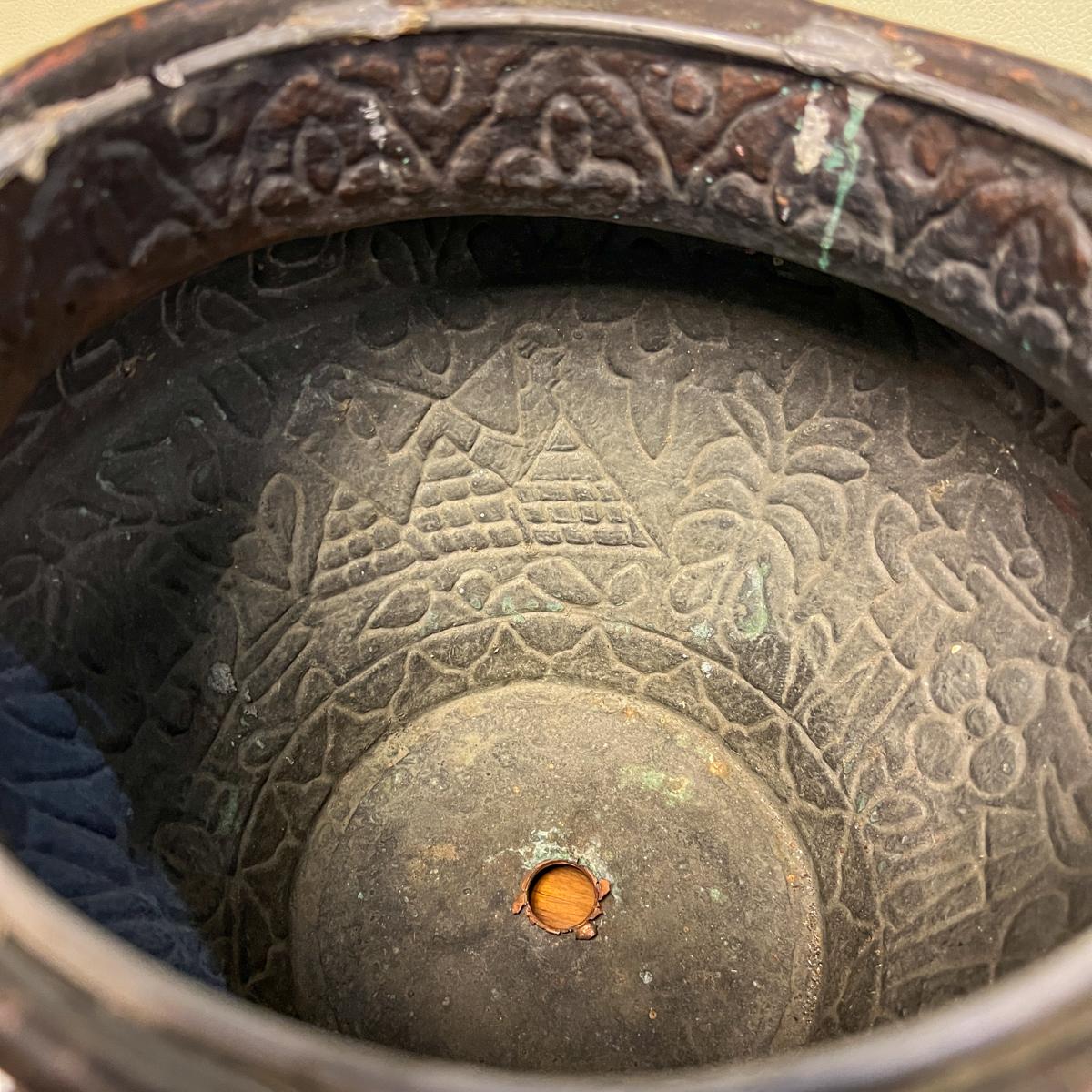 Syrisches Damaszener-Kupfer und polychromes Emaille-Repoussé Judaica-Vase des 19. (19. Jahrhundert) im Angebot