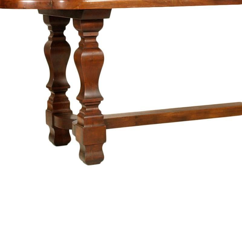 Tisch und Stühle aus massivem Nussbaumholz im Renaissance-Barockstil des 19. Jahrhunderts, restauriert (Italienisch) im Angebot