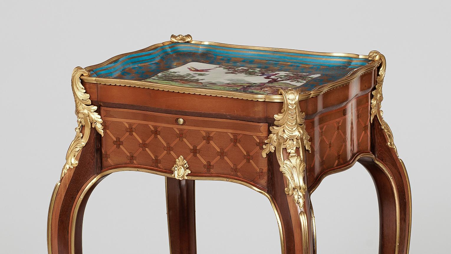 Louis XV Table Ambulante du 19ème siècle avec plateau en porcelaine bleue « Svres » en vente