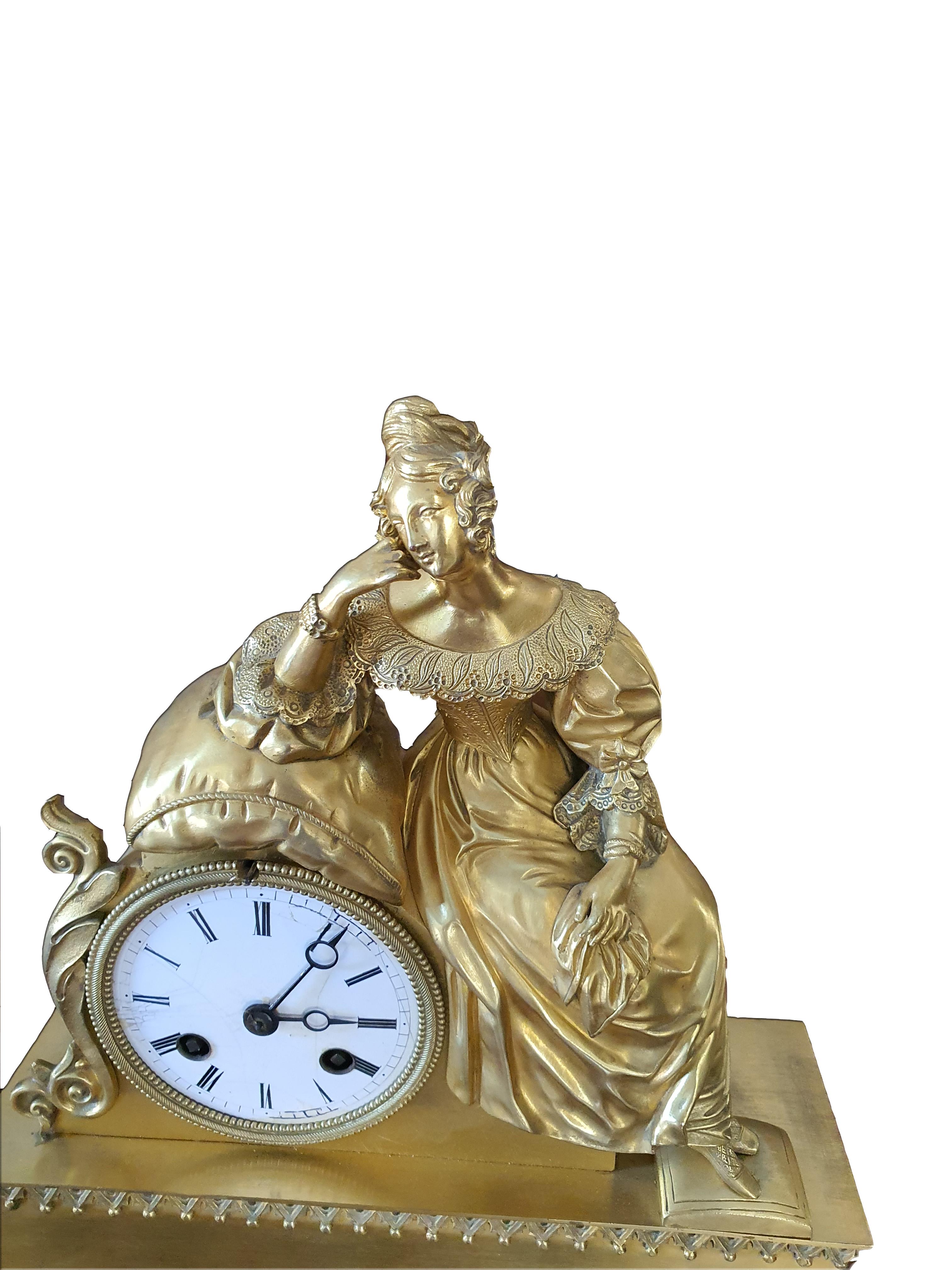 Elegant table clock in finely chiseled and gilded bronze. Parisian figure at the top of the clock.
