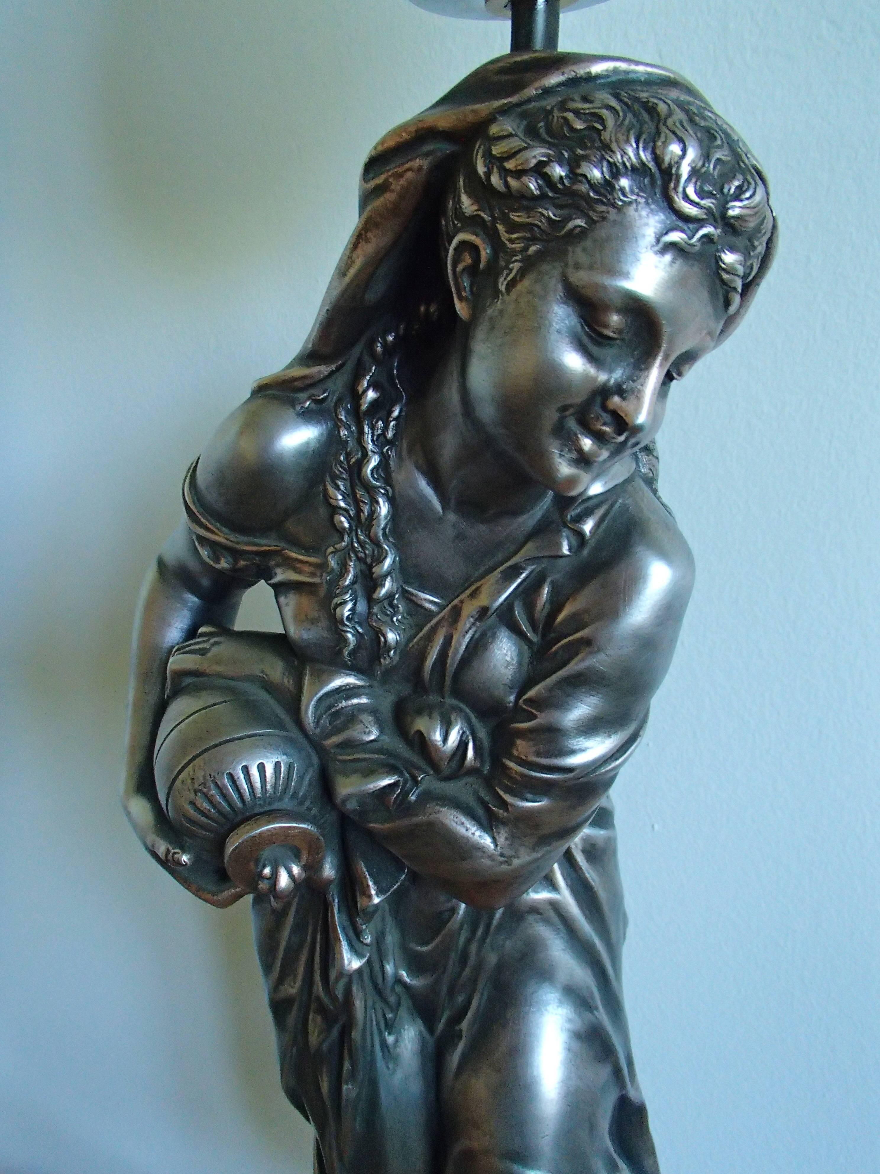 Lampe de table du 19ème siècle, figure de femme en bronze avec une jarre sur une base en marbre.