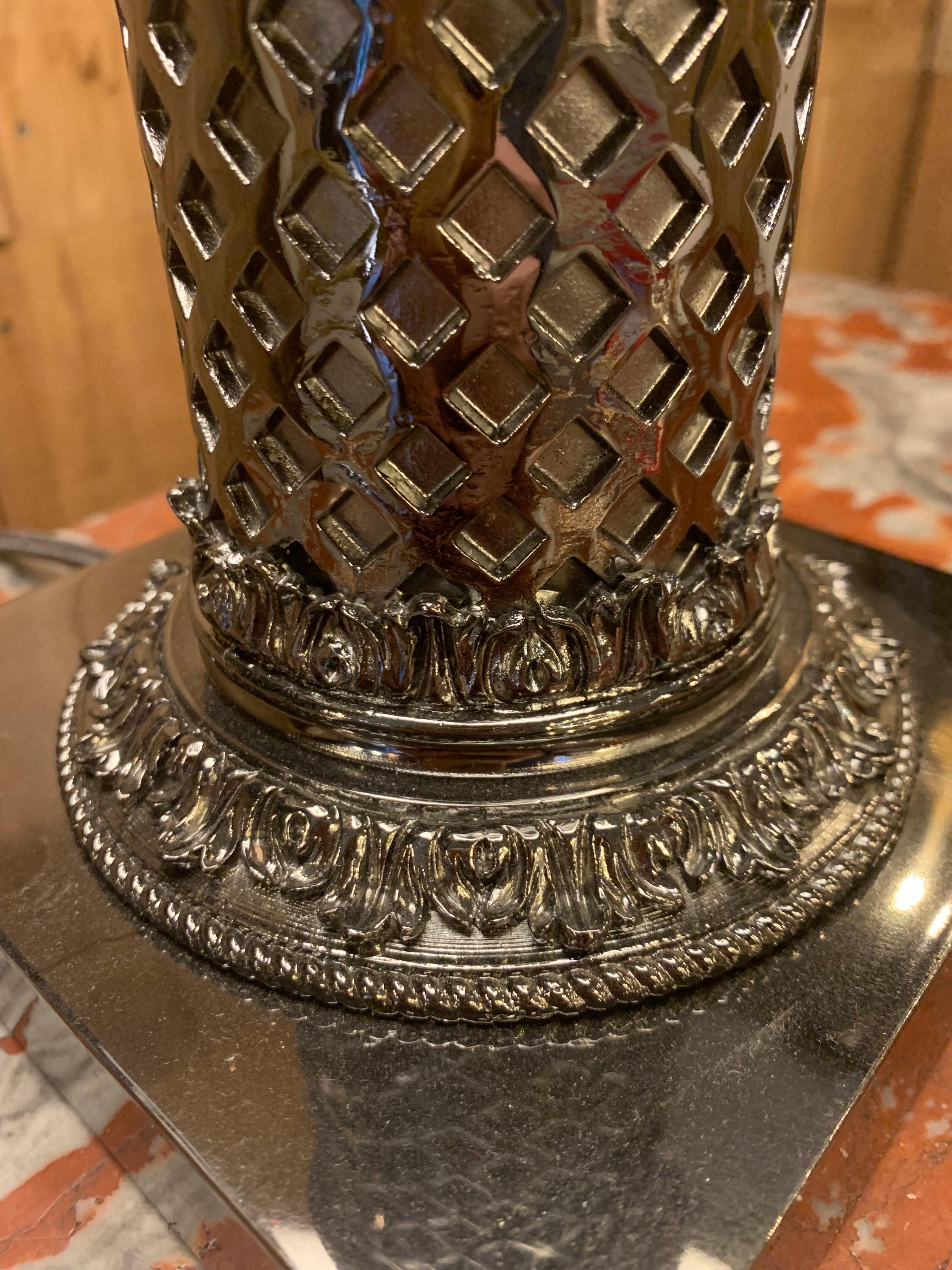Lampe de table de style napoléon III en bronze nickelé noir avec 3 bras de lumières et son abat-jour...

Nous avons une lampe de table en stock, mais nous pouvons les produire sur mesure et dans d'autres finitions telles que l'or 24k, l'argent, le