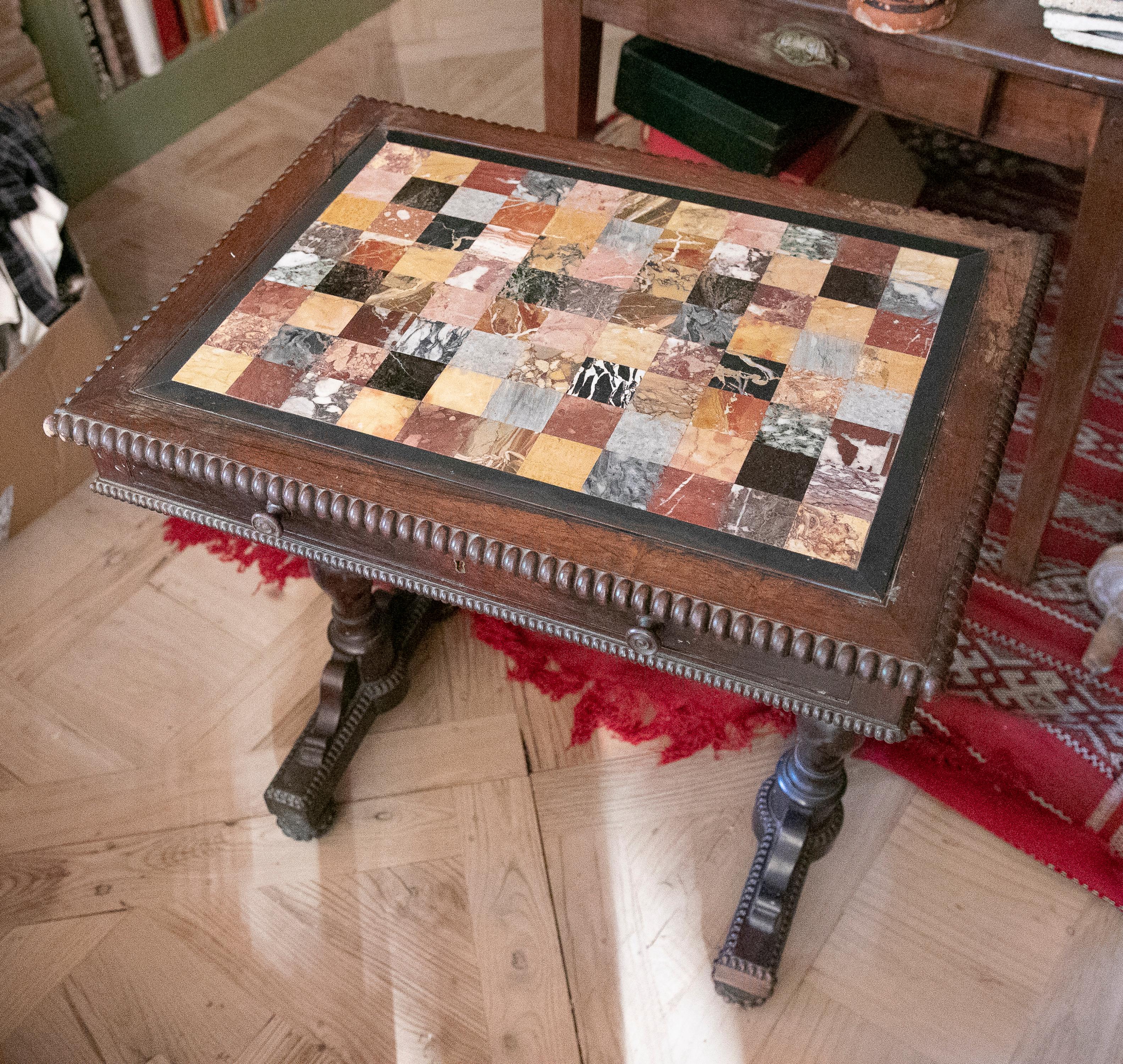 Tisch aus dem 19. Jahrhundert, Tisch mit italienischer Pietra Dura und Marmorplatte aus dem Exemplar im Angebot 10