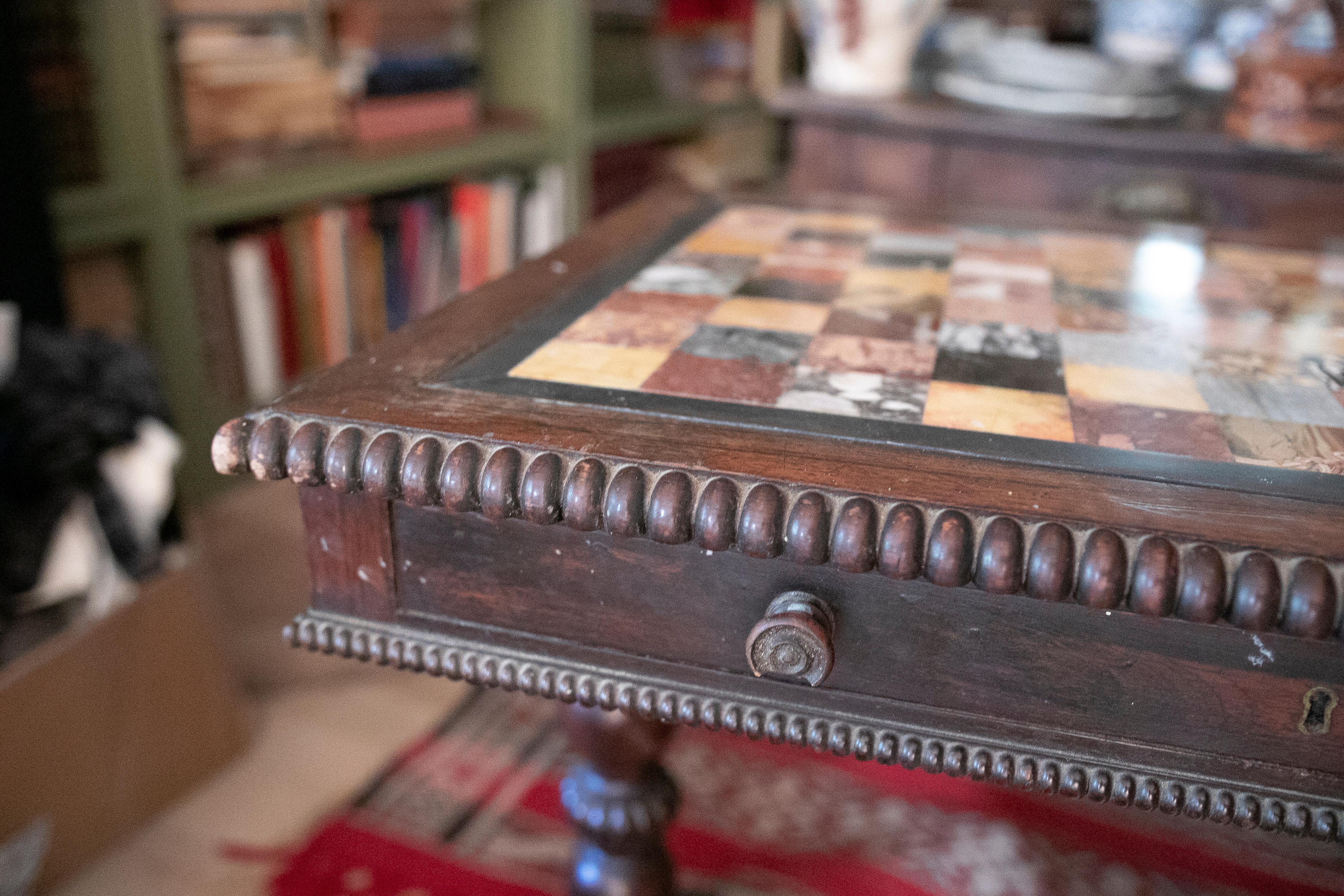 Tisch aus dem 19. Jahrhundert, Tisch mit italienischer Pietra Dura und Marmorplatte aus dem Exemplar im Angebot 11