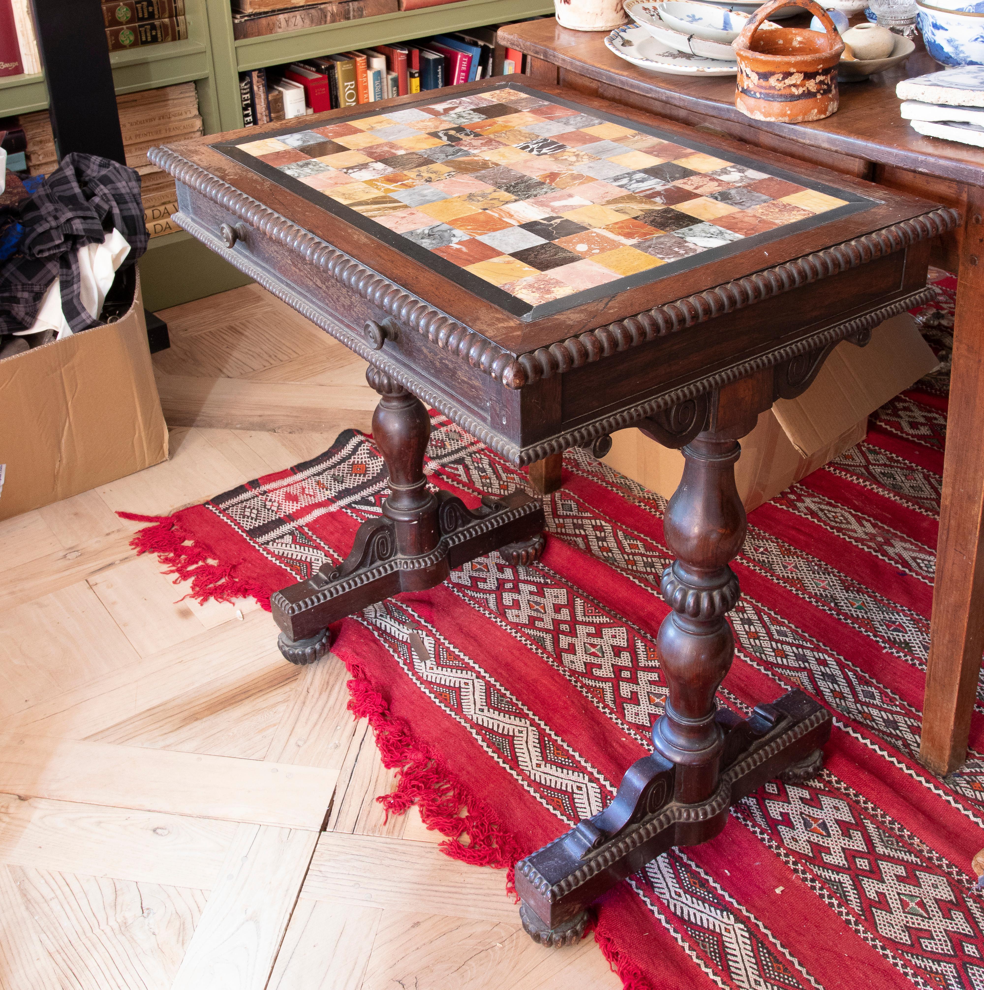 Tisch aus dem 19. Jahrhundert mit italienischer Pietra dura und Marmorplatte.