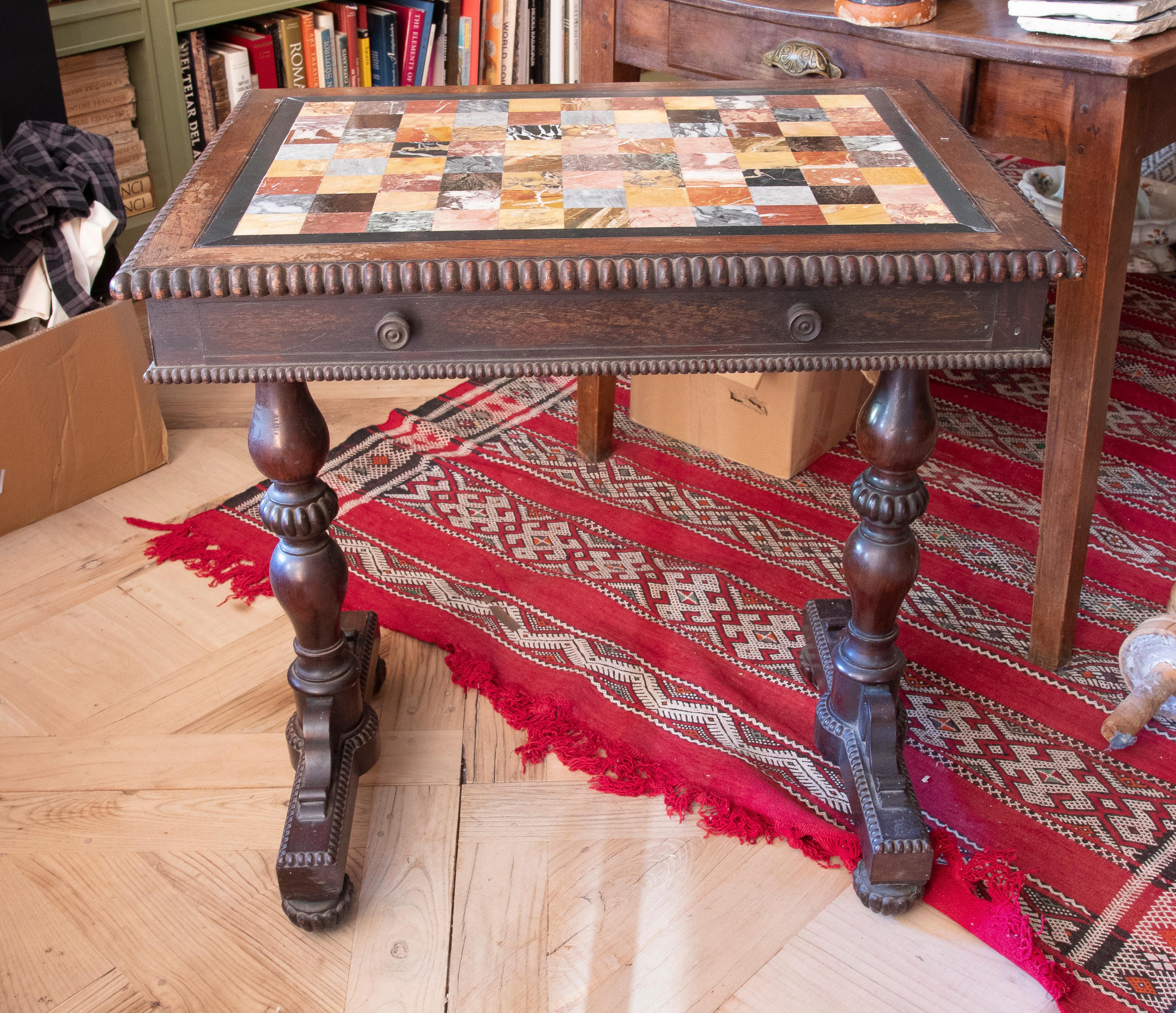 Tisch aus dem 19. Jahrhundert, Tisch mit italienischer Pietra Dura und Marmorplatte aus dem Exemplar (Italienisch) im Angebot