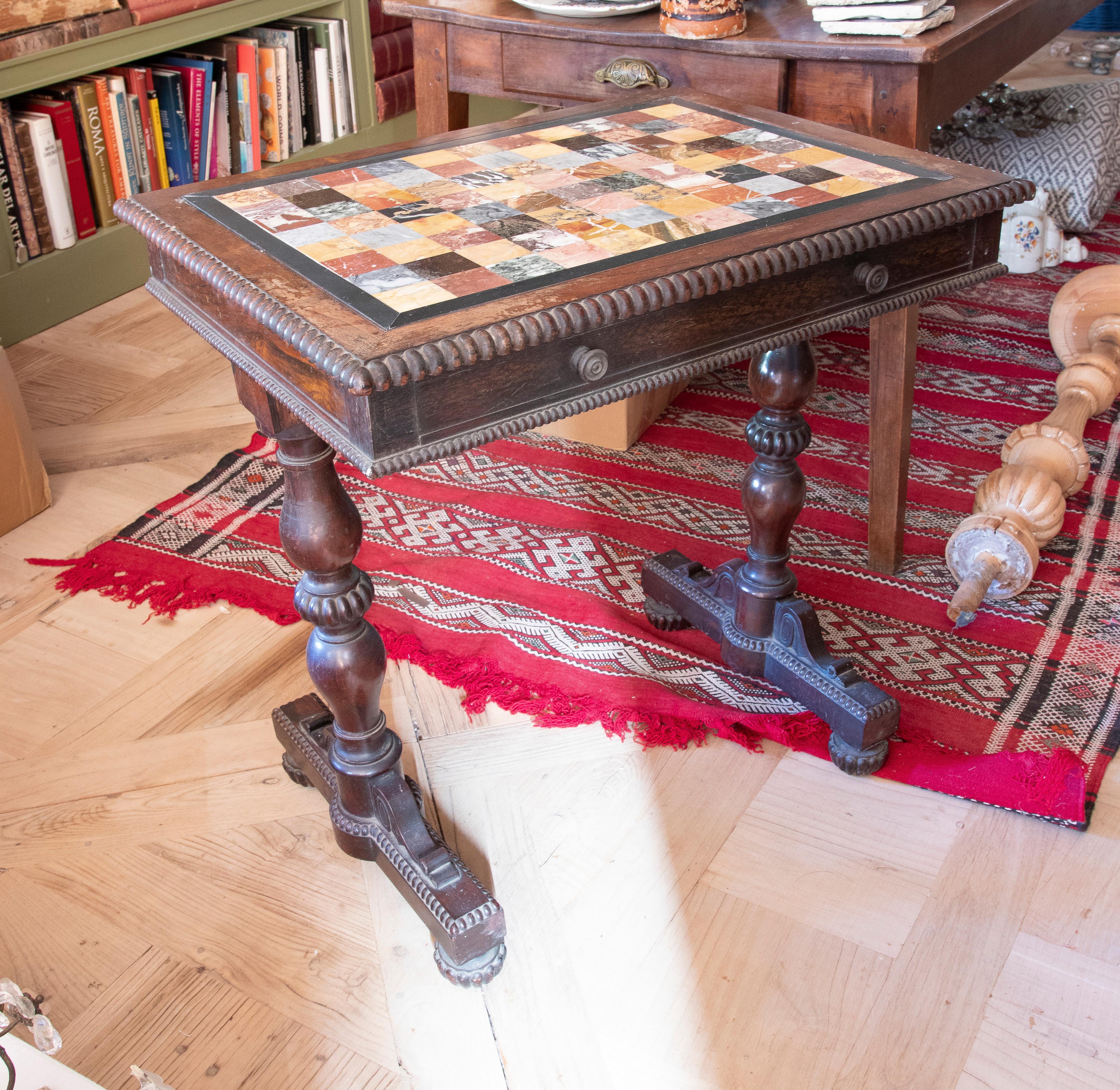 Tisch aus dem 19. Jahrhundert, Tisch mit italienischer Pietra Dura und Marmorplatte aus dem Exemplar im Zustand „Gut“ im Angebot in Marbella, ES