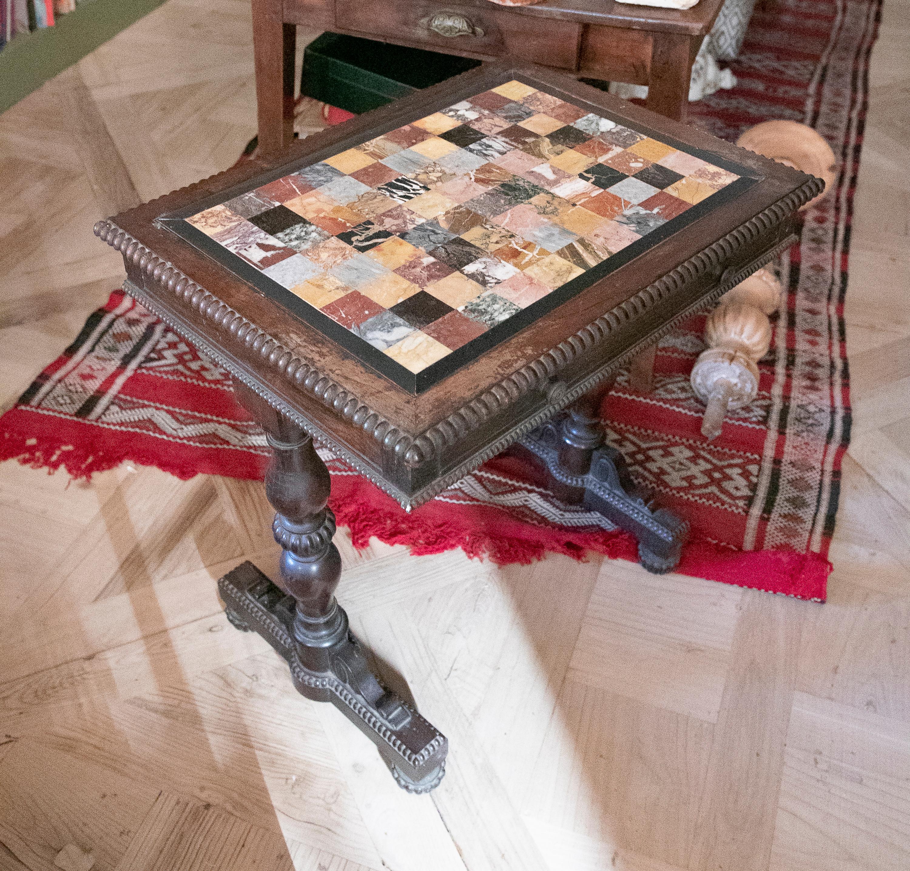 Tisch aus dem 19. Jahrhundert, Tisch mit italienischer Pietra Dura und Marmorplatte aus dem Exemplar (Stein) im Angebot