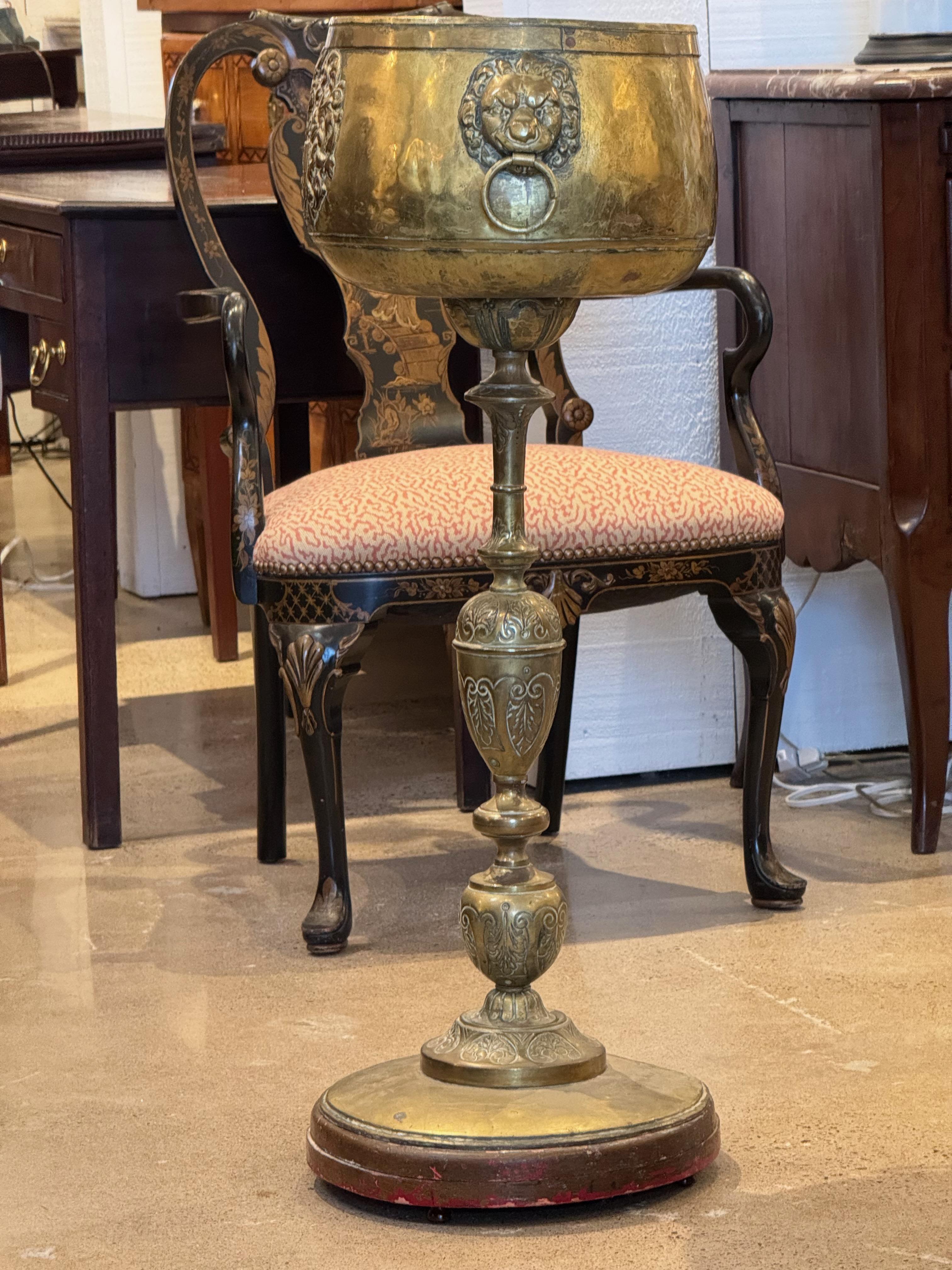 Britannico Vaso alto in ottone del XIX secolo con manici a testa di leone in vendita