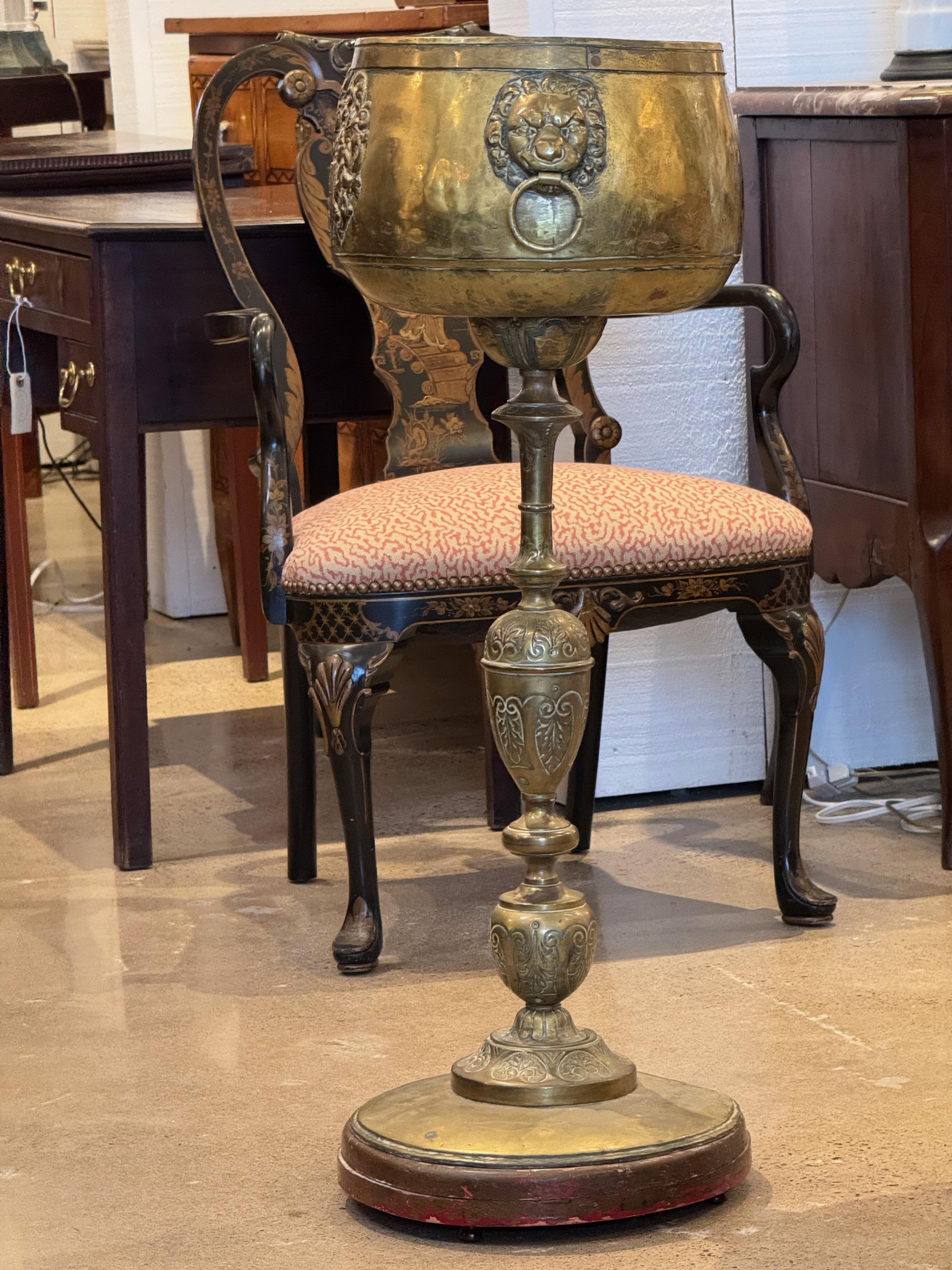 Vaso alto in ottone del XIX secolo con manici a testa di leone In condizioni buone in vendita a Charlottesville, VA
