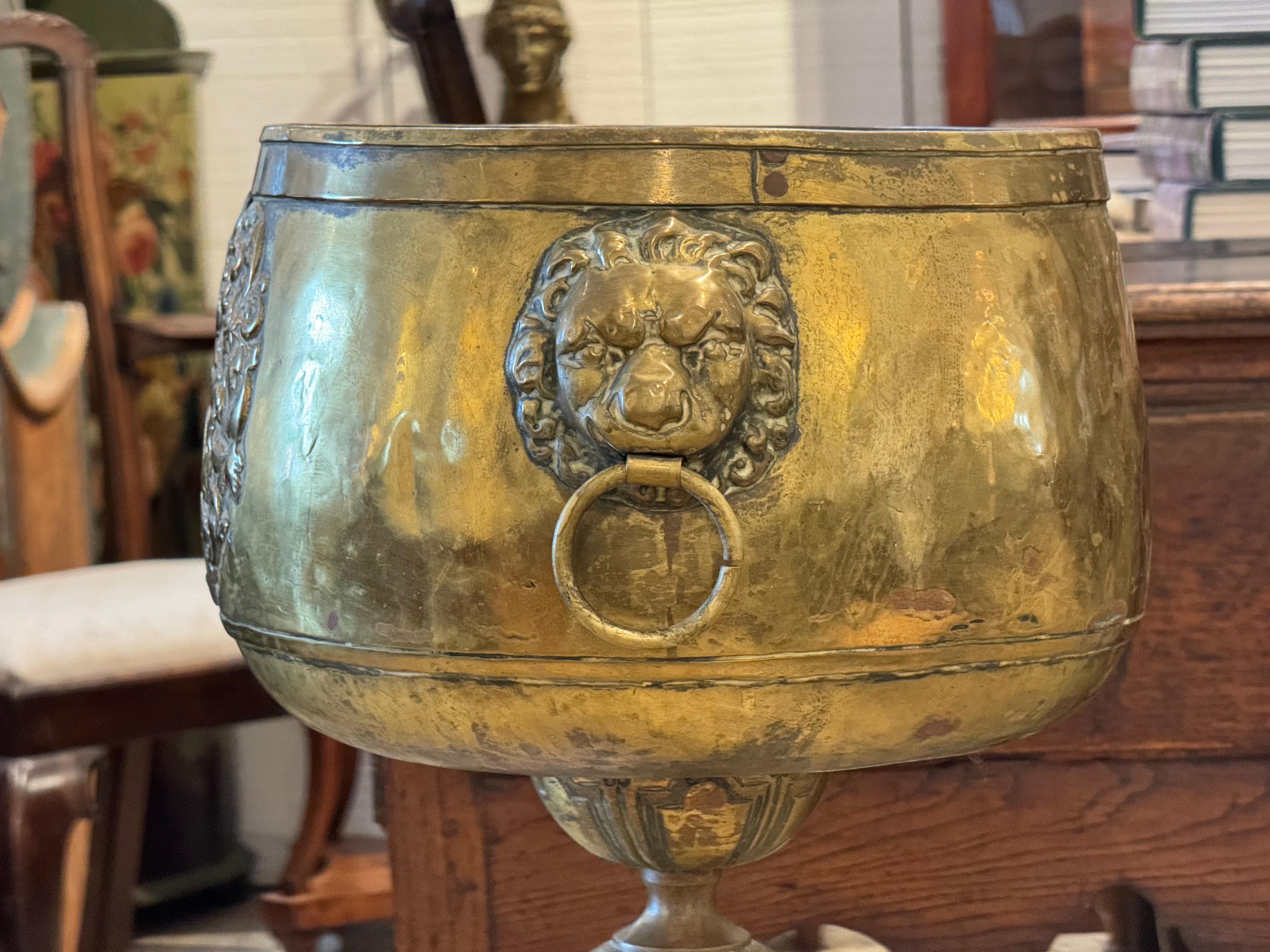 Ottone Vaso alto in ottone del XIX secolo con manici a testa di leone in vendita