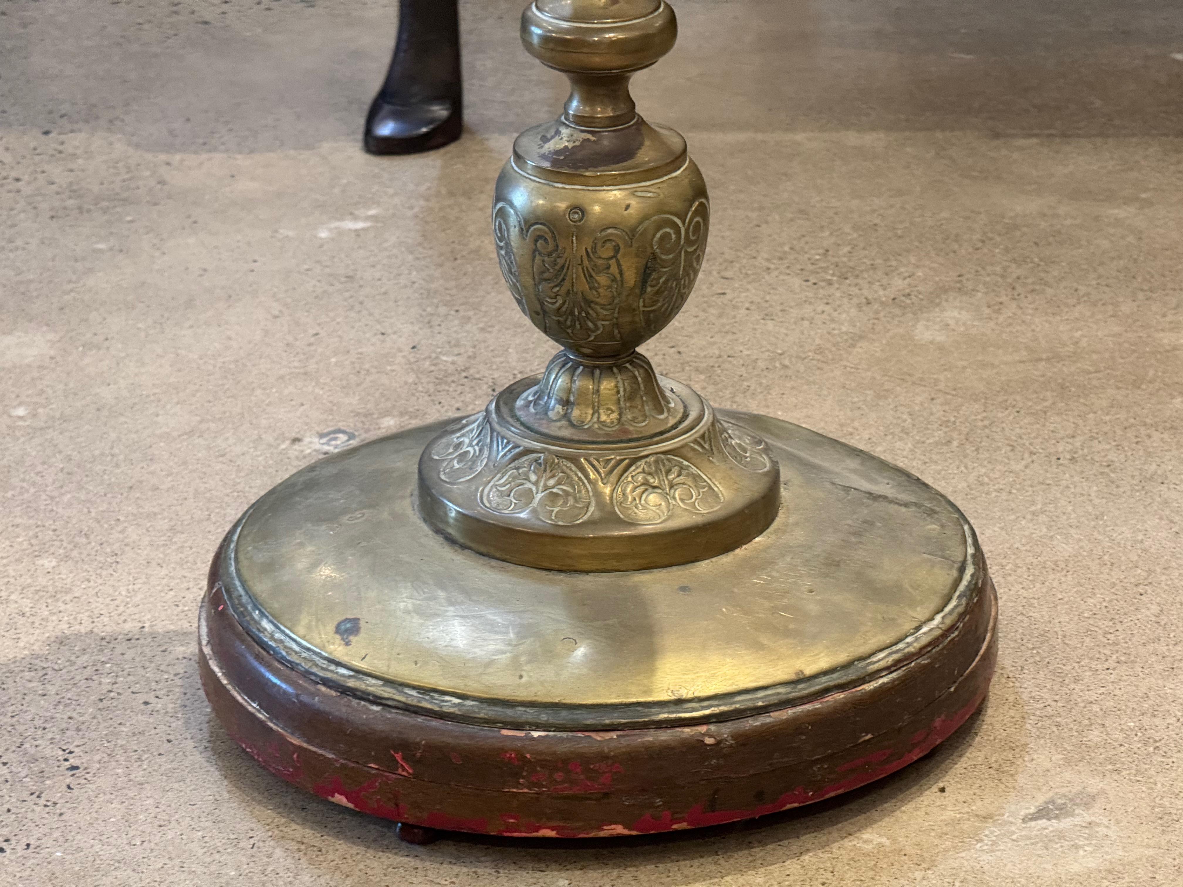 Vaso alto in ottone del XIX secolo con manici a testa di leone in vendita 1