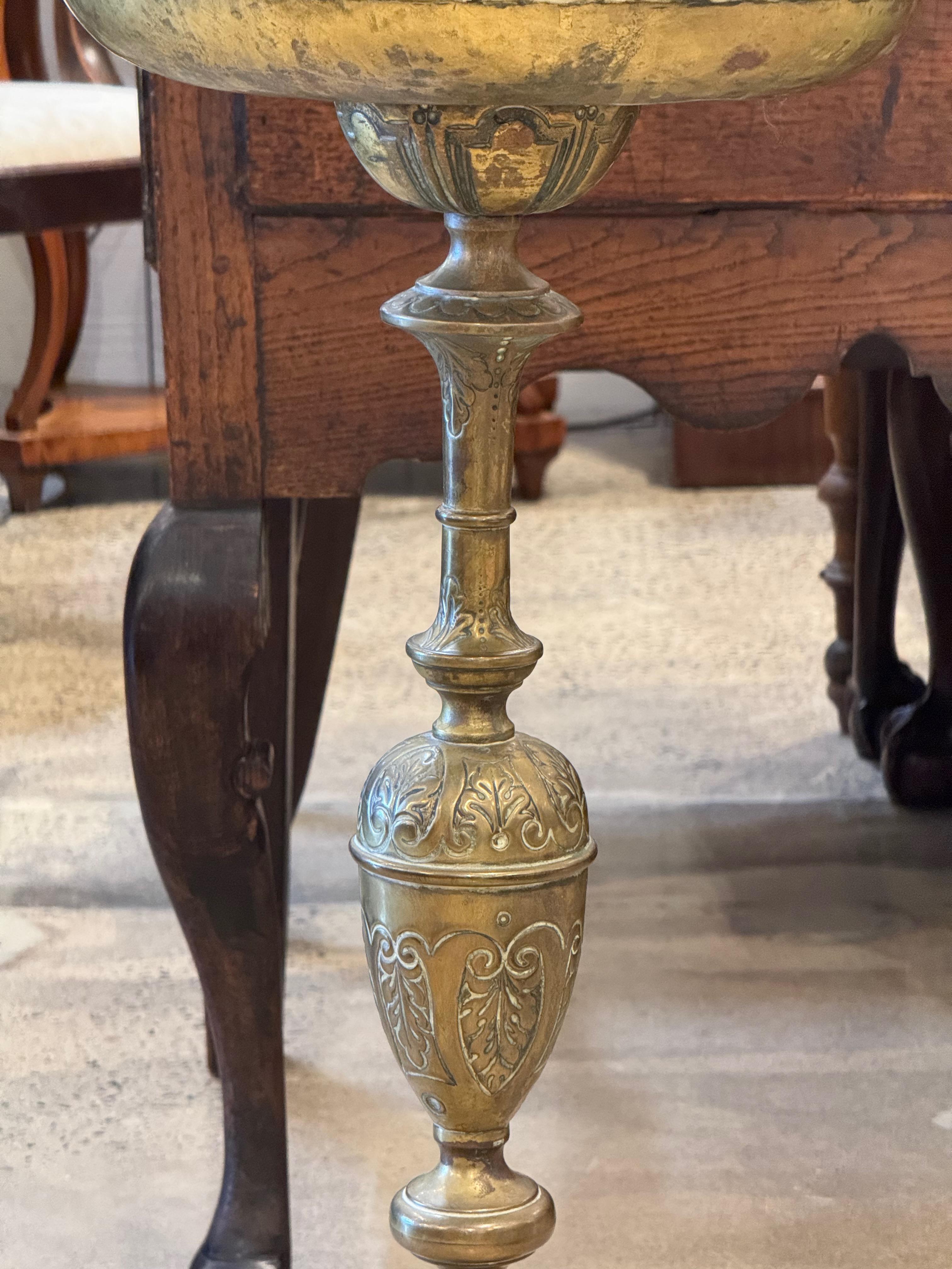 Vaso alto in ottone del XIX secolo con manici a testa di leone in vendita 2