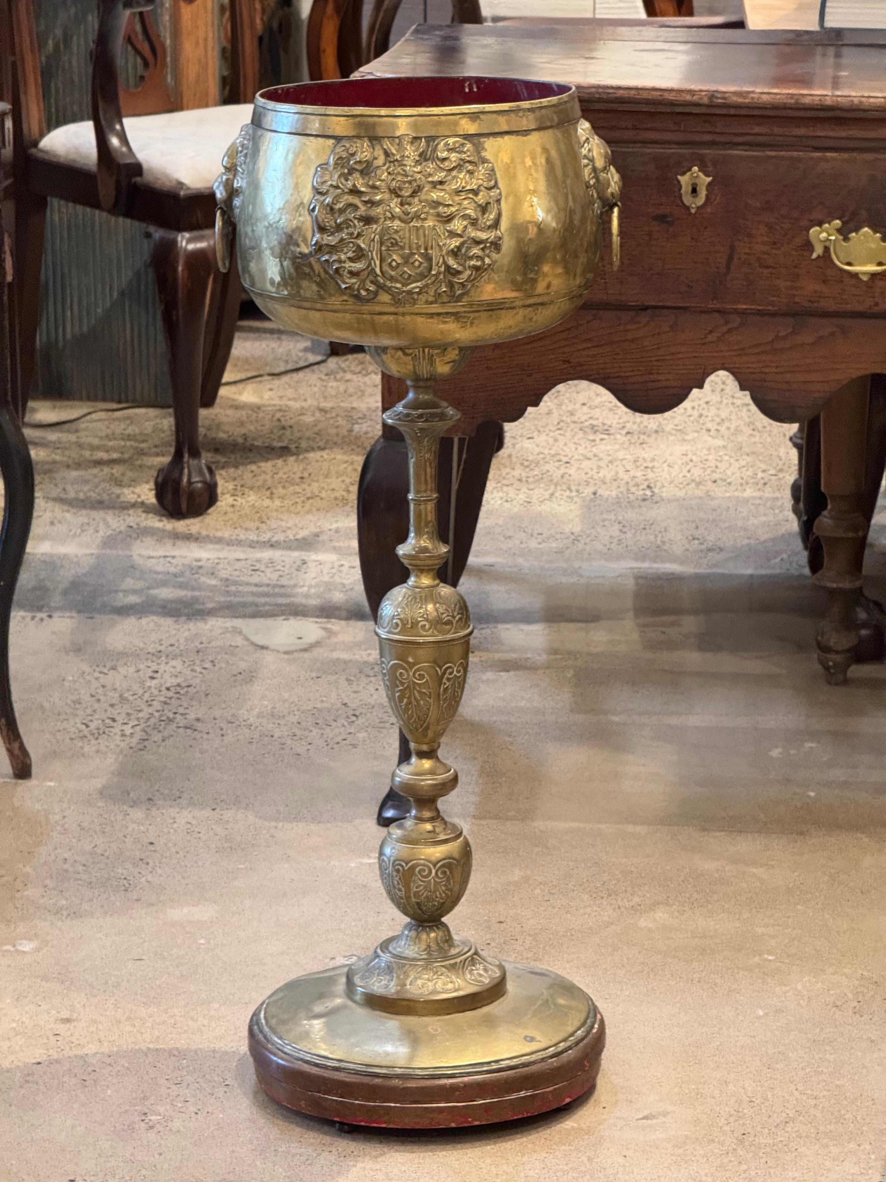 Vaso alto in ottone del XIX secolo con manici a testa di leone in vendita 3