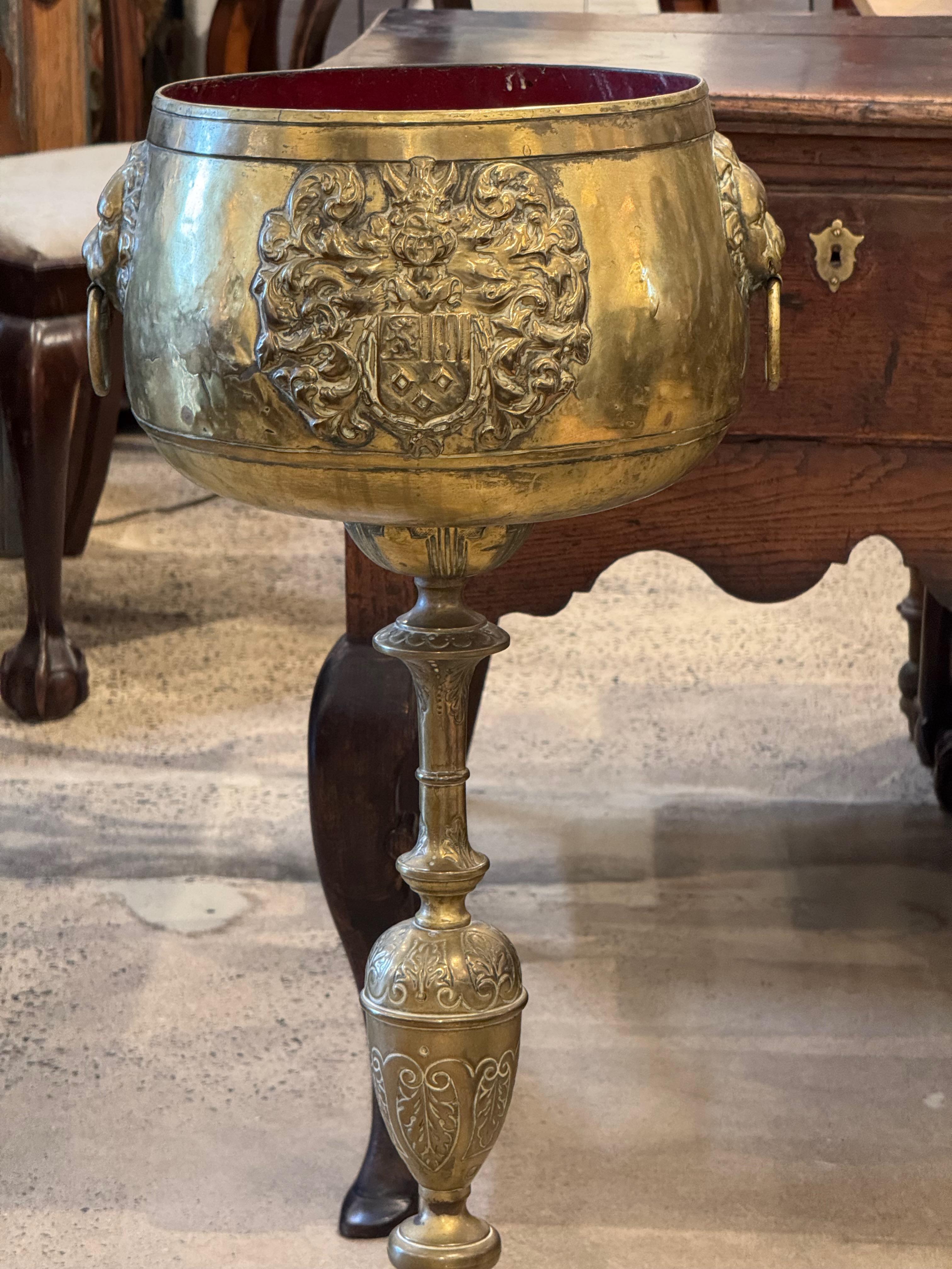 Vaso alto in ottone del XIX secolo con manici a testa di leone in vendita 4