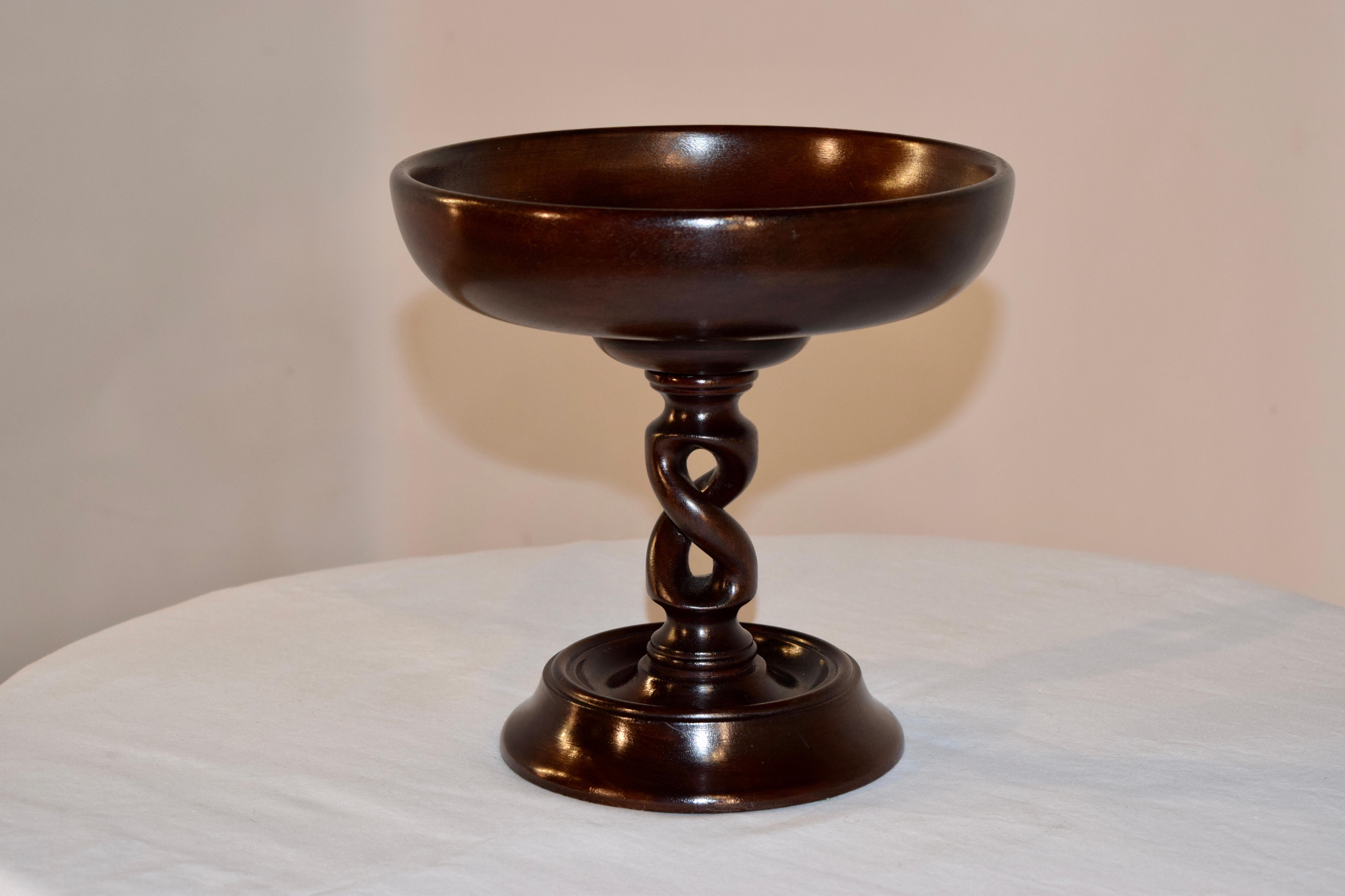 19th century tall oak compote from England with a nicely hand-turned bowl supported on a hand-turned open barley twist column and hand-turned base.