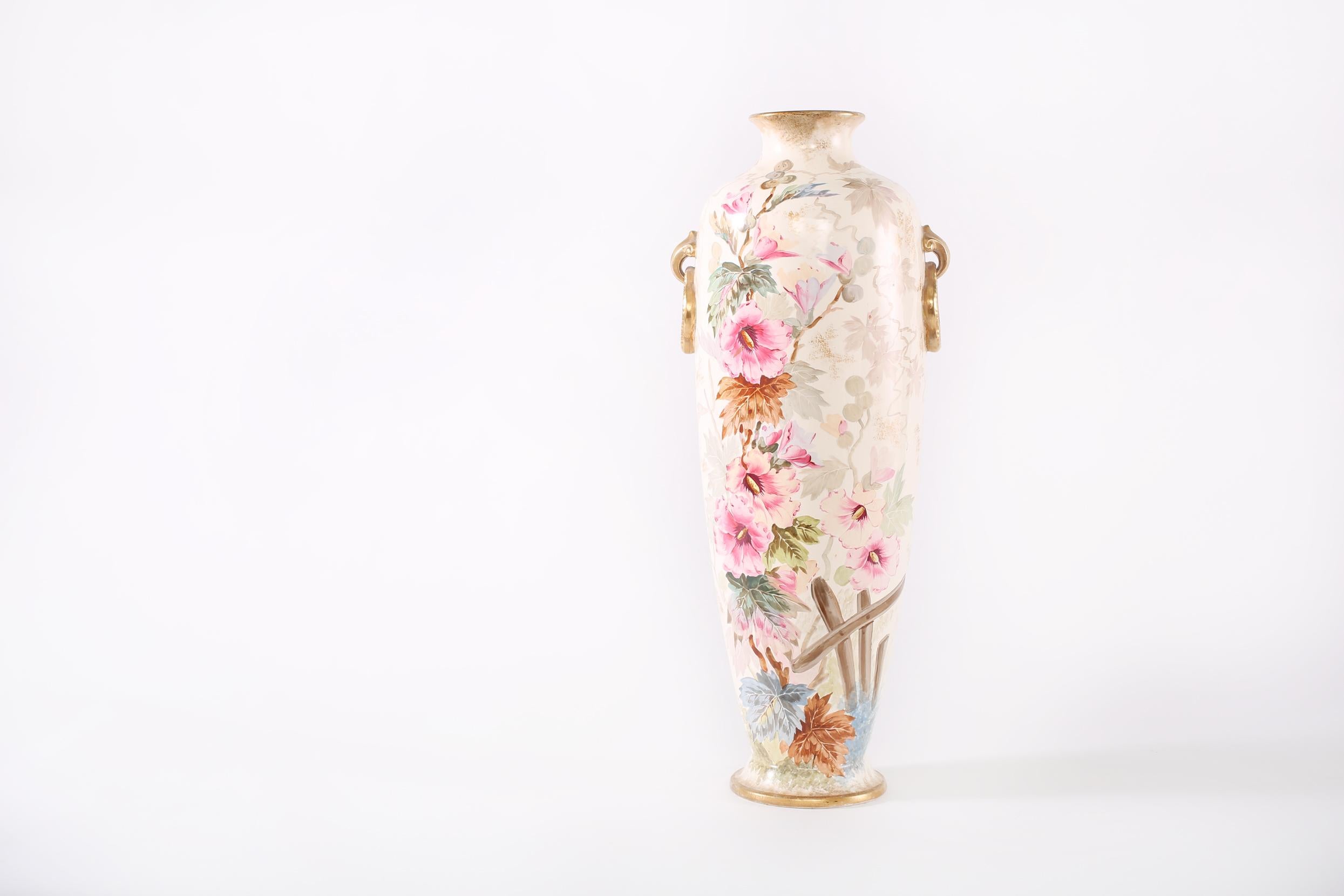 très grand vase / pièce décorative en porcelaine dorée du 19ème siècle avec des détails de design floral extérieur . Le vase/la pièce est en bon état. L'usure mineure appropriée à l'âge / l'utilisation. Numéroté et marque du marqueur soussigné . Le