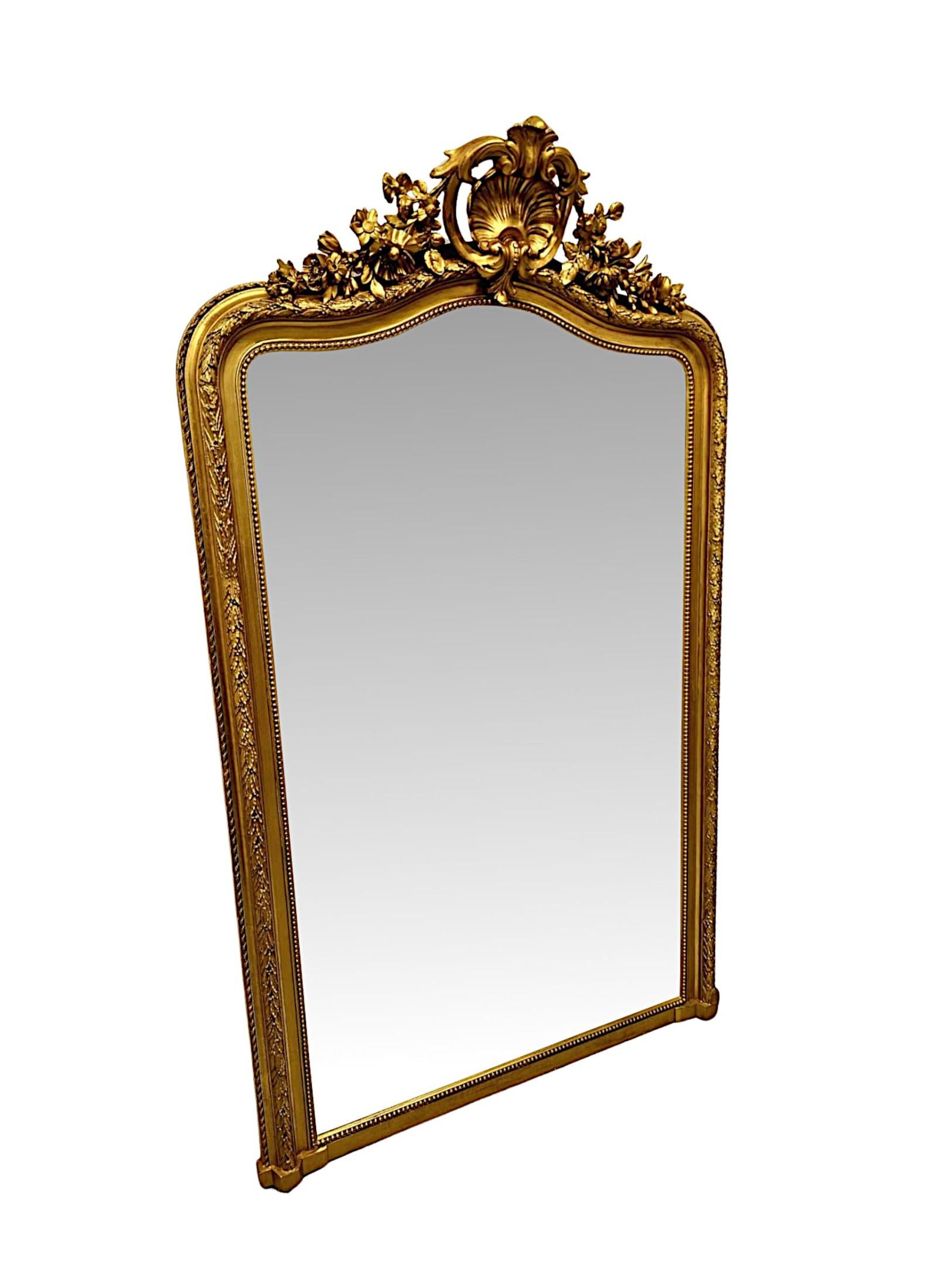 Un favoloso specchio da sala in legno dorato del XIX secolo di qualità eccezionale e di alte proporzioni. La lastra di vetro a specchio, sagomata e ricurva, è incastonata in una cornice in legno dorato finemente intagliata a mano, modellata e