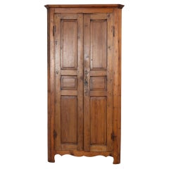 Armadio angolare alto e stretto in pino francese del XIX secolo