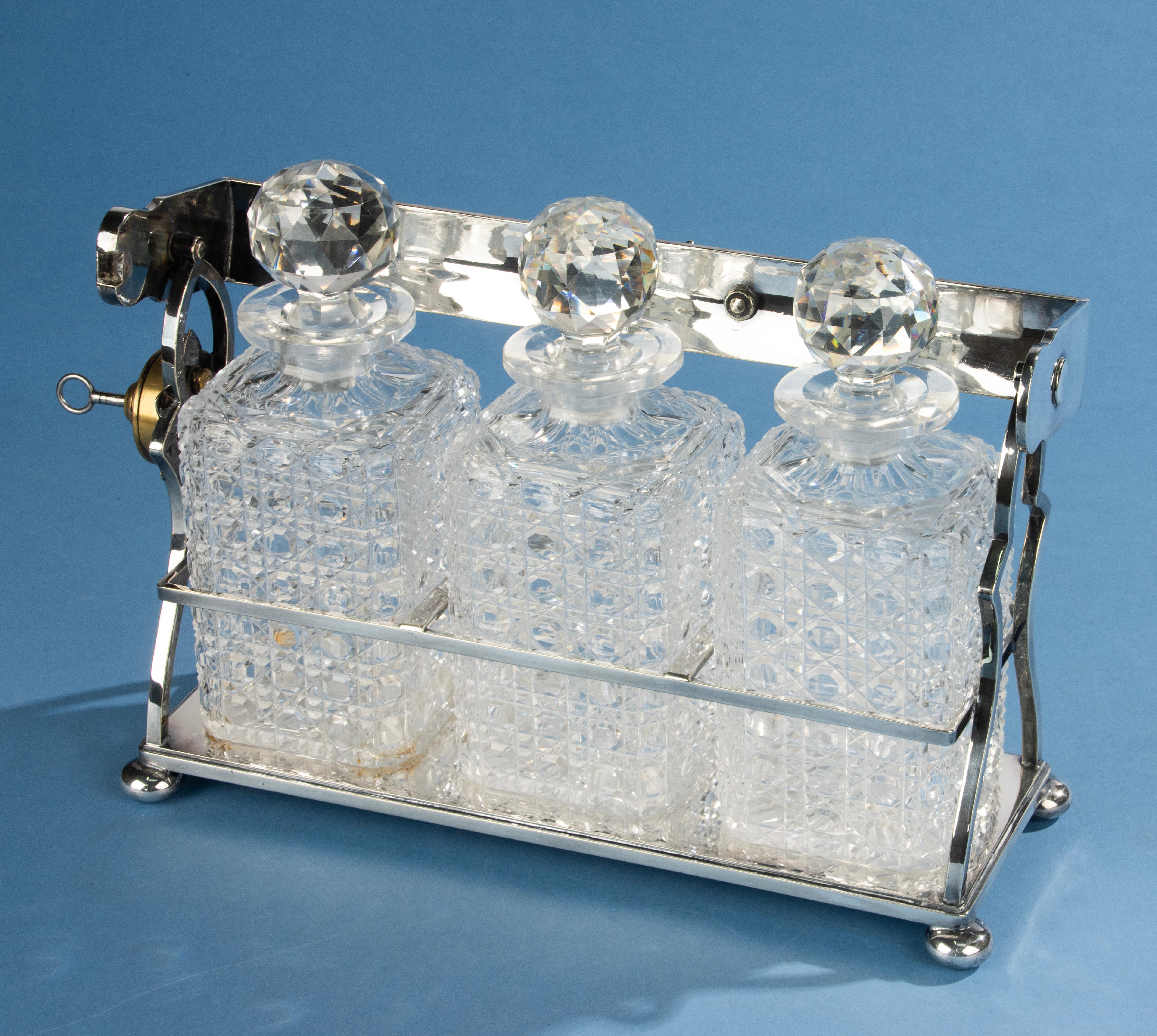19th Century Tantalus - Victorian - Silver Plate and Carved Crystal im Angebot 10