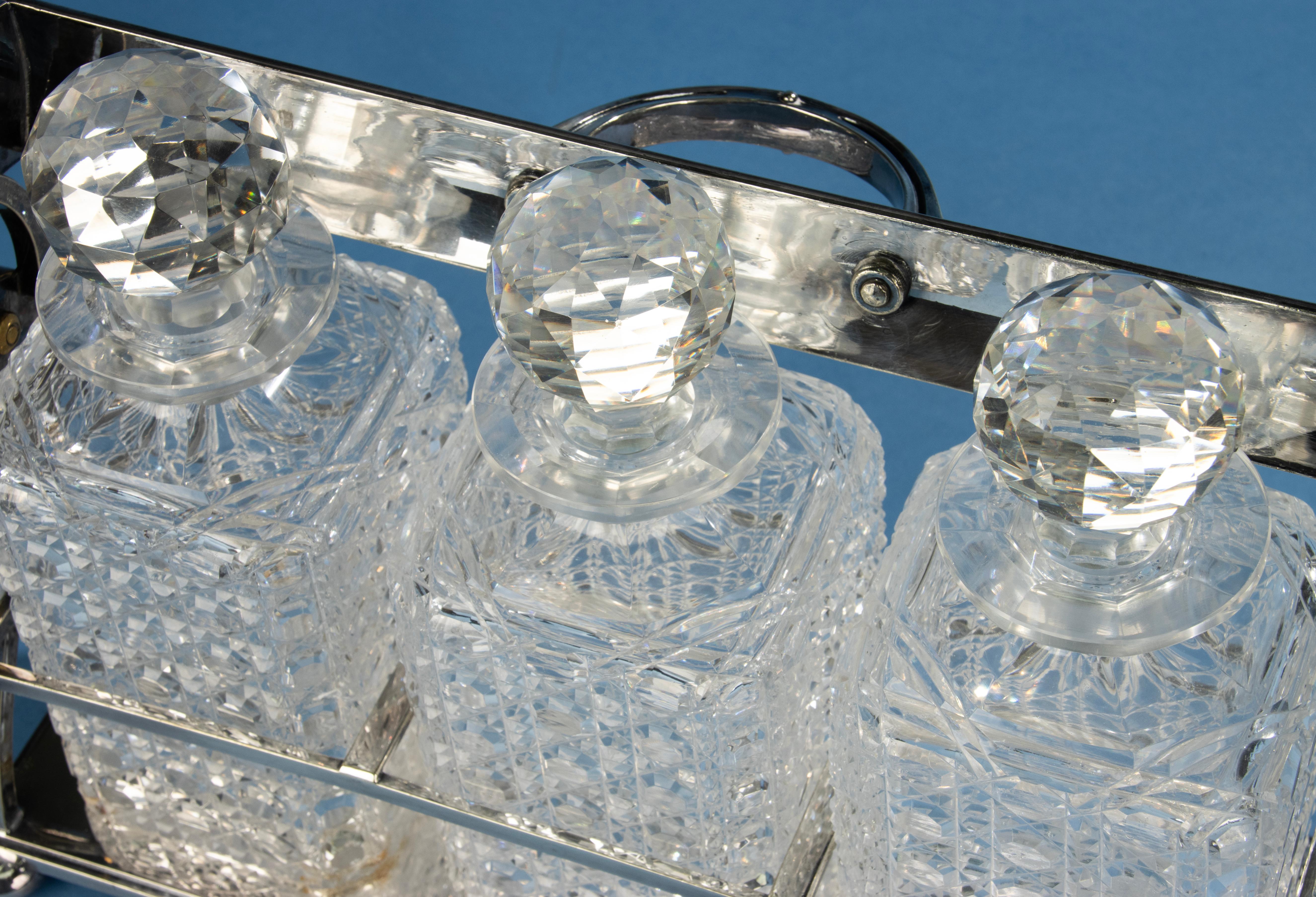 19th Century Tantalus - Victorian - Silver Plate and Carved Crystal (Versilberung) im Angebot