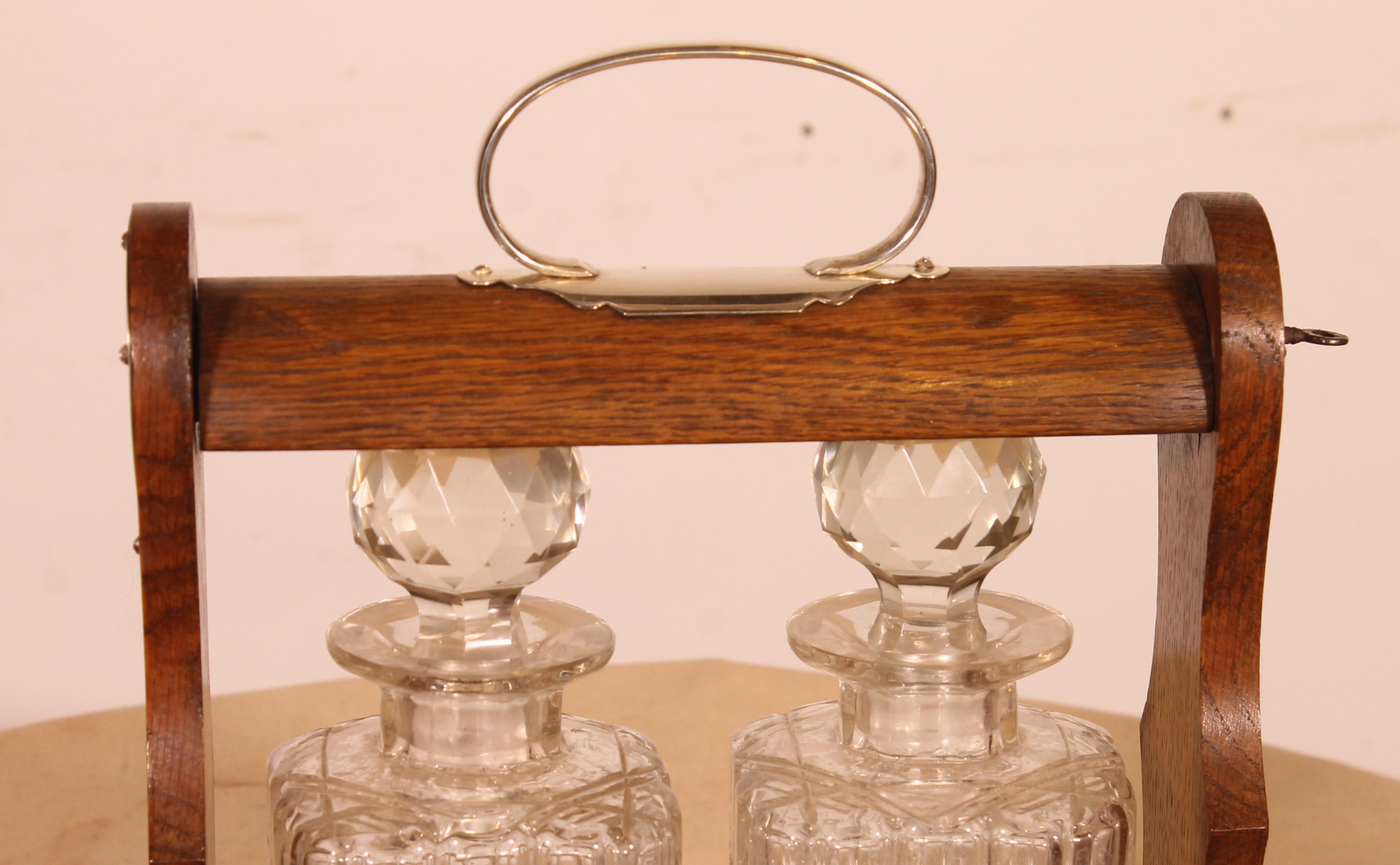 Belle cave à whisky en chêne tantalus du 19e siècle.

Très bel objet en chêne clair très décoratif composé de deux carafes en cristal avec leurs bouchons placés dans un plateau en bois avec une clé.

En parfait état et superbe patine.
