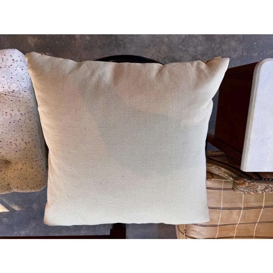 Un cuscino ad arazzo con bellissimi dettagli. Realizzato in arazzo antico.