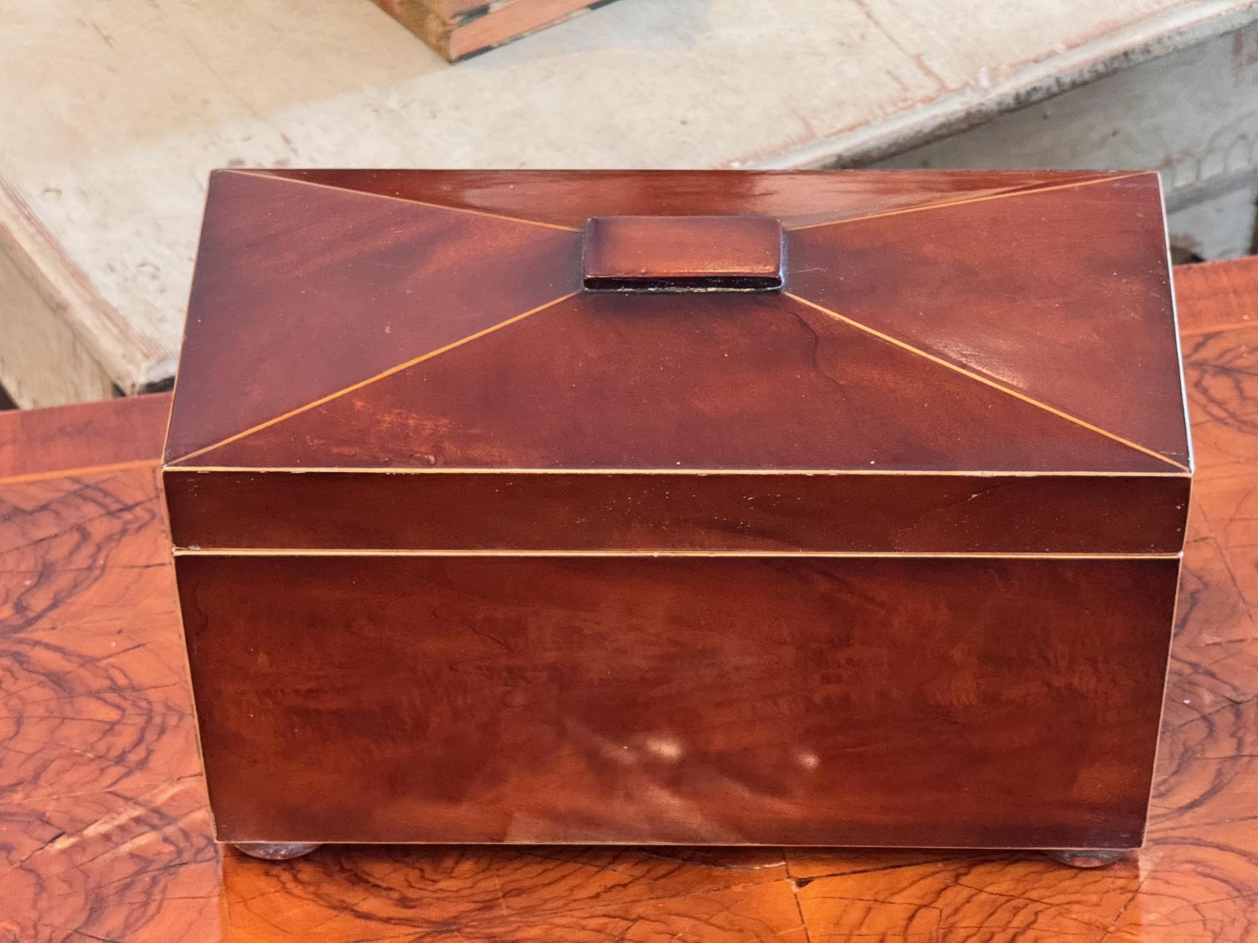 Un bellissimo porta tè per la tua collezione. È un bellissimo mogano.