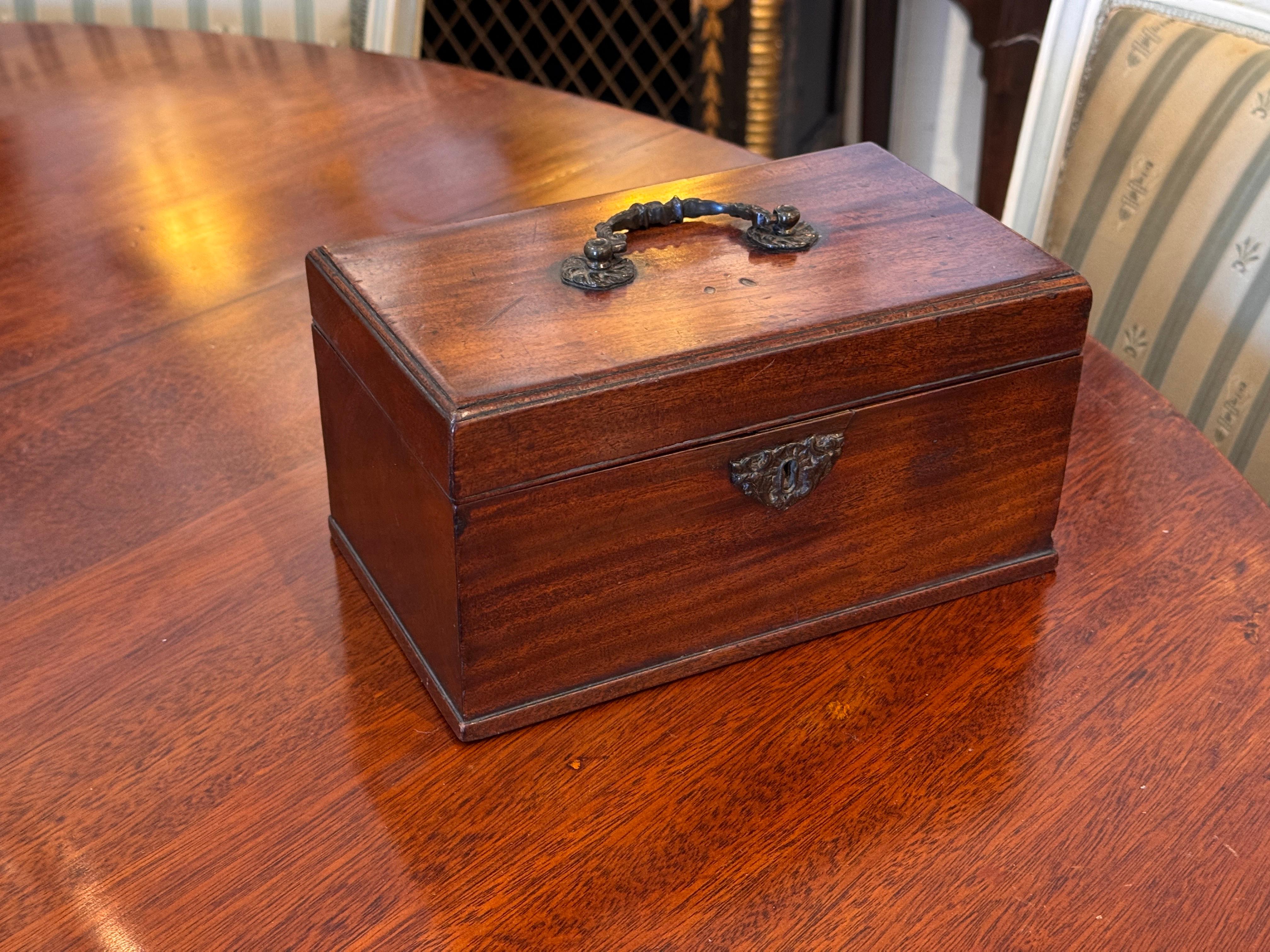 Porta tè del XIX secolo In condizioni buone in vendita a Charlottesville, VA