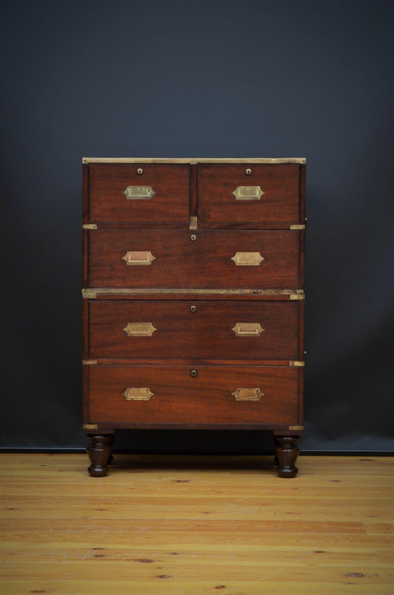 Sn5379 Early 19th century military chest of drawers with two short and three long oak lined drawers, (one short drawer with a working key), all fitted with brass bunds to edges and corners and original carrying handles to sides, all standing on