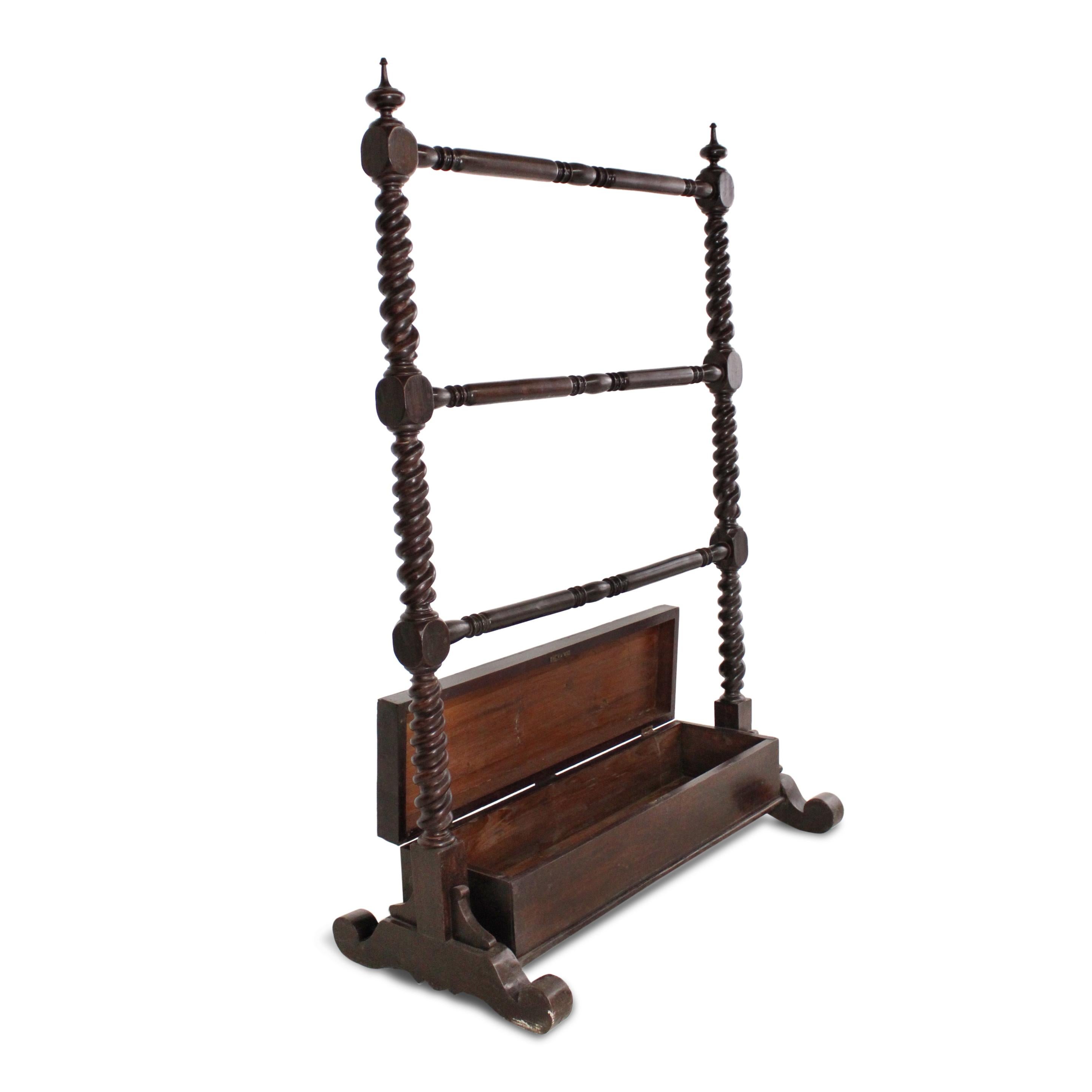 Anglo-indiano Scaffale in teak del XIX secolo in vendita