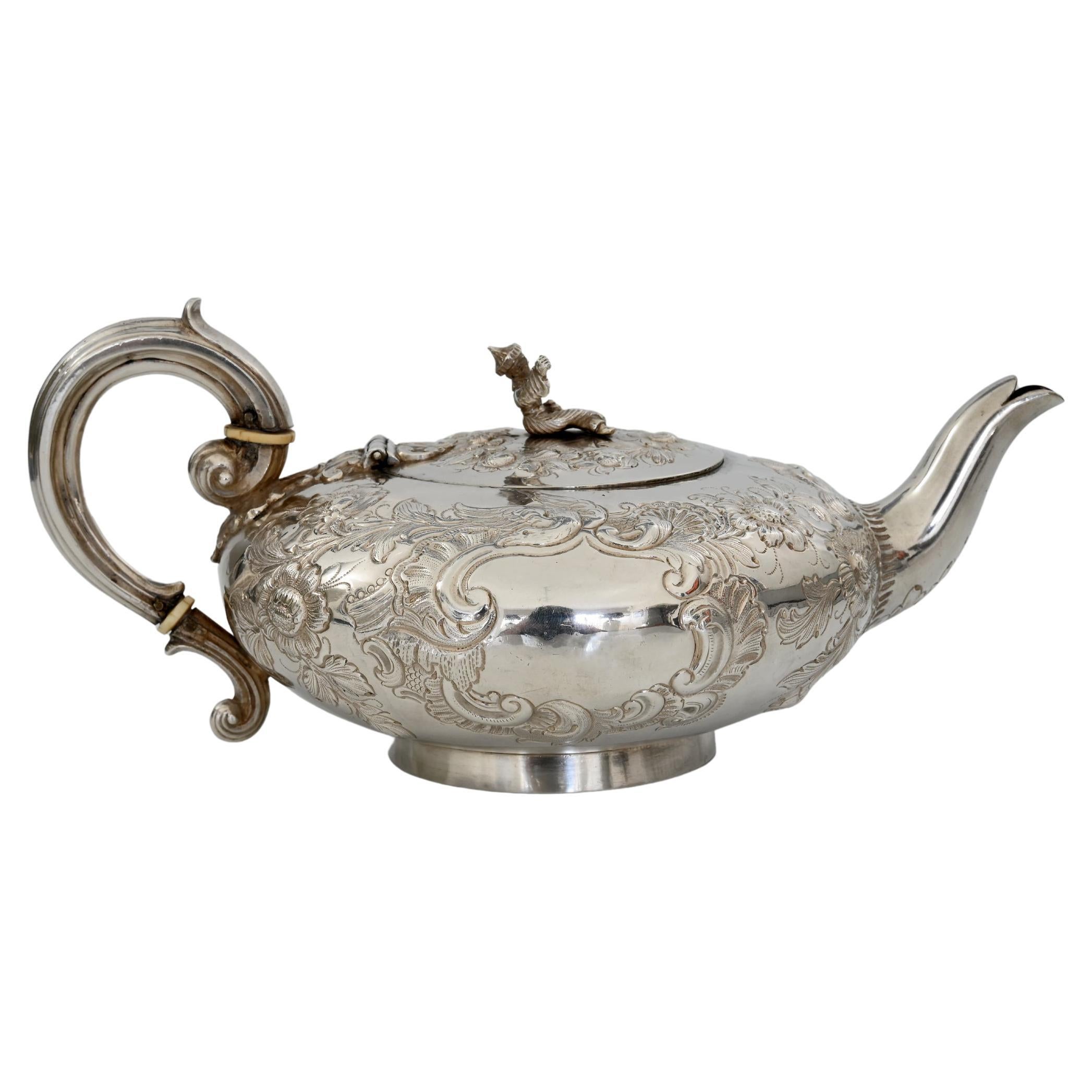 Especially beautiful small teapot by Carl Weishaupt Munich, worked in 1833.
Very nice silversmith work, pressed and bulged, provided with an oriental as a crown. Reliefed with rocaille cartouches and flowers.
The jug pours very nicely and feels