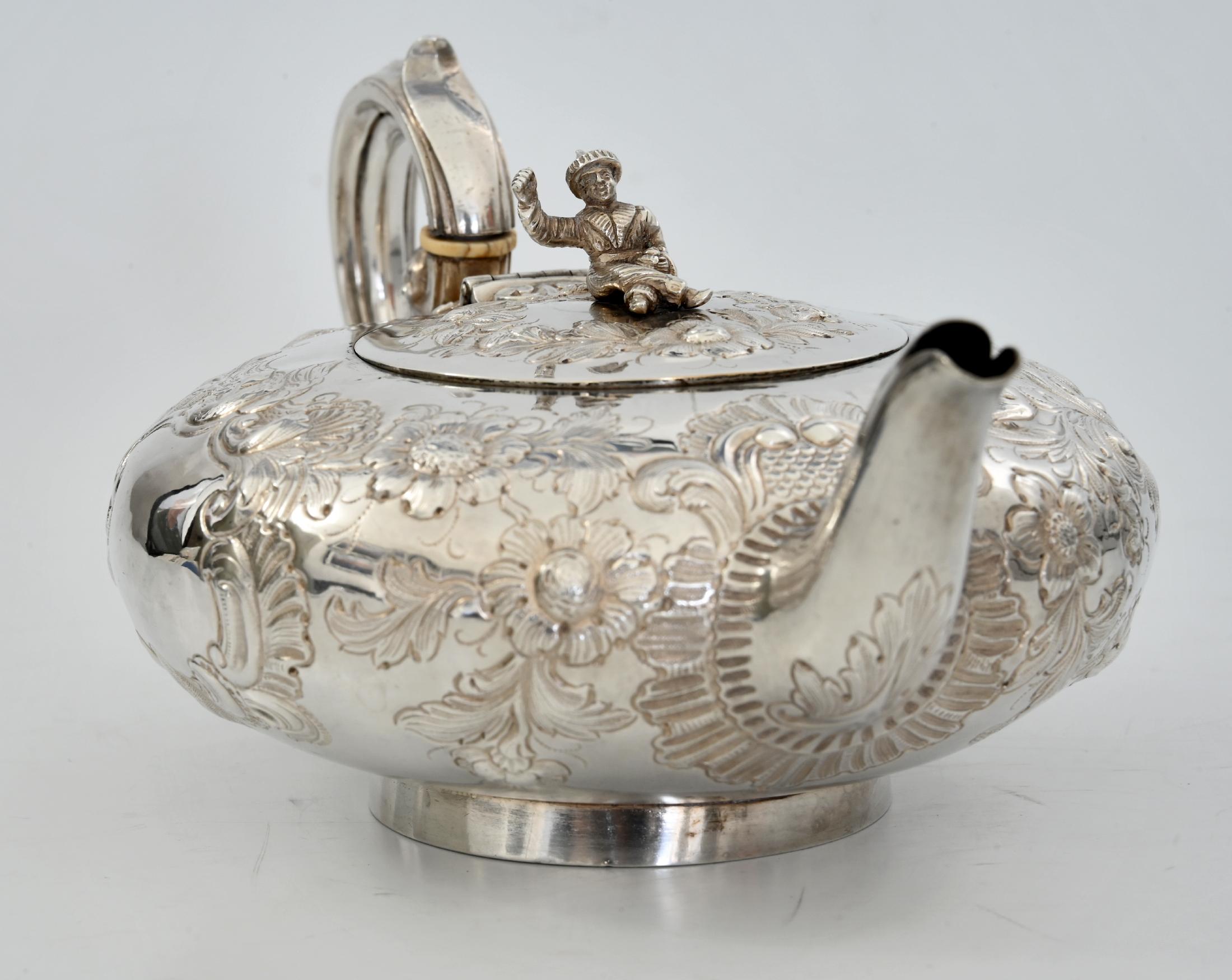 19th Century Teapot with Oriental Silver Massive Mm Weisshaupt Munich, 1833 In Good Condition In Epfach, DE