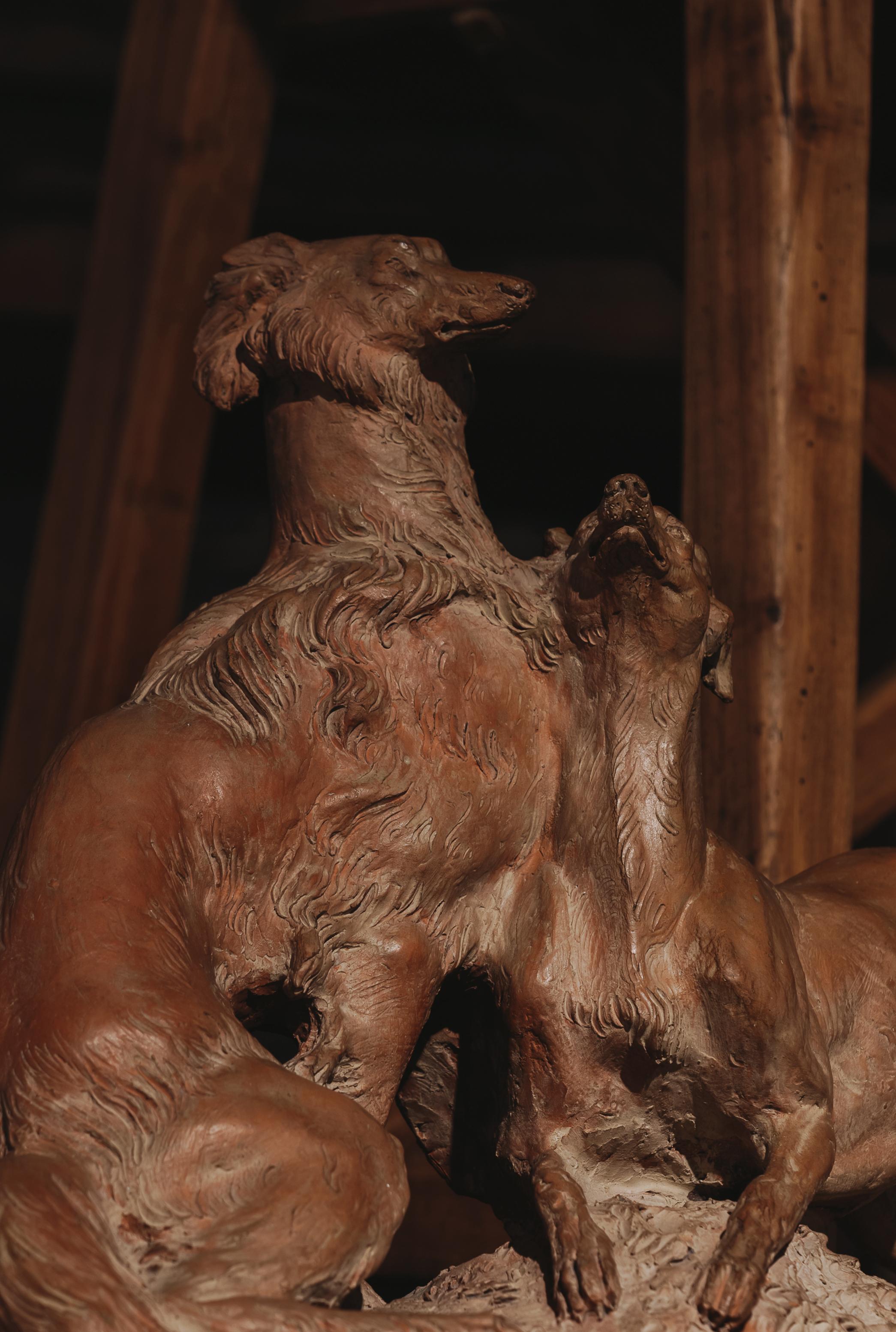 XIXe siècle Sculpture de couple de lévriers en terre cuite du 19e siècle en vente