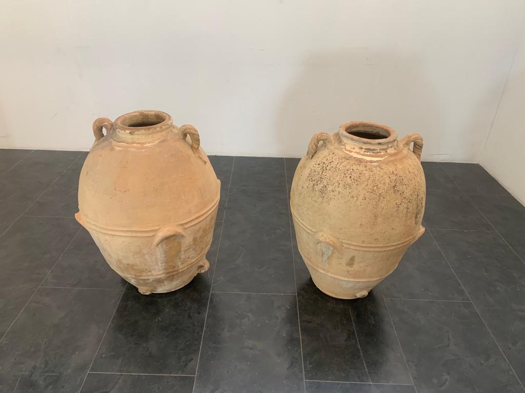 Pair of antique terracotta jugs. They differ slightly in size due to handwork, the first measuring 100 x 70 cm, the second 105 x 73 cm approx. Patina due to age and use.
Packaging with bubble wrap and cardboard boxes is included. If the wooden