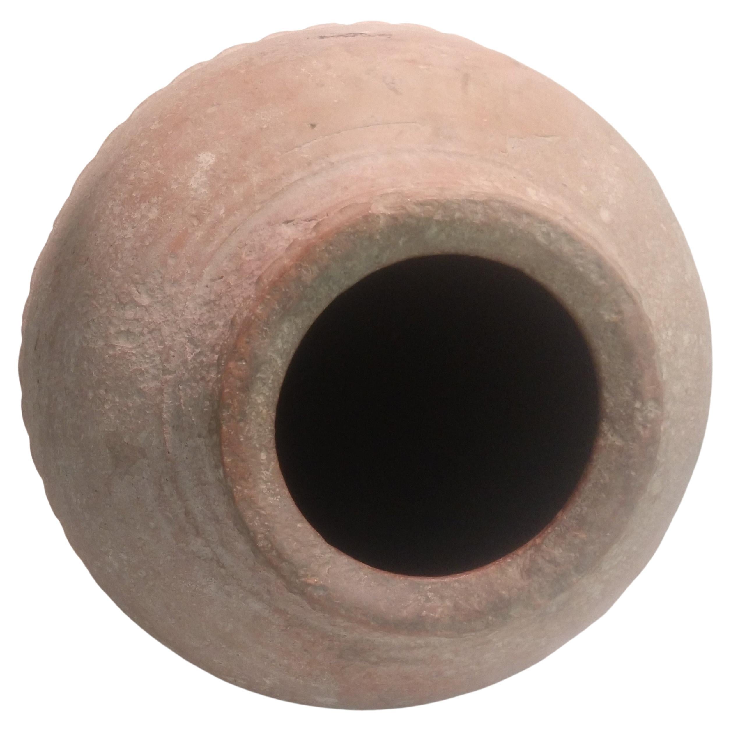 Bellissima urna creata molto probabilmente alla fine del XIX secolo. Utilizzato per lo stoccaggio e il trasporto. Colore e patina incredibili. L'apertura superiore è di 6 pollici. In eccellenti condizioni d'epoca con un'usura minima. 