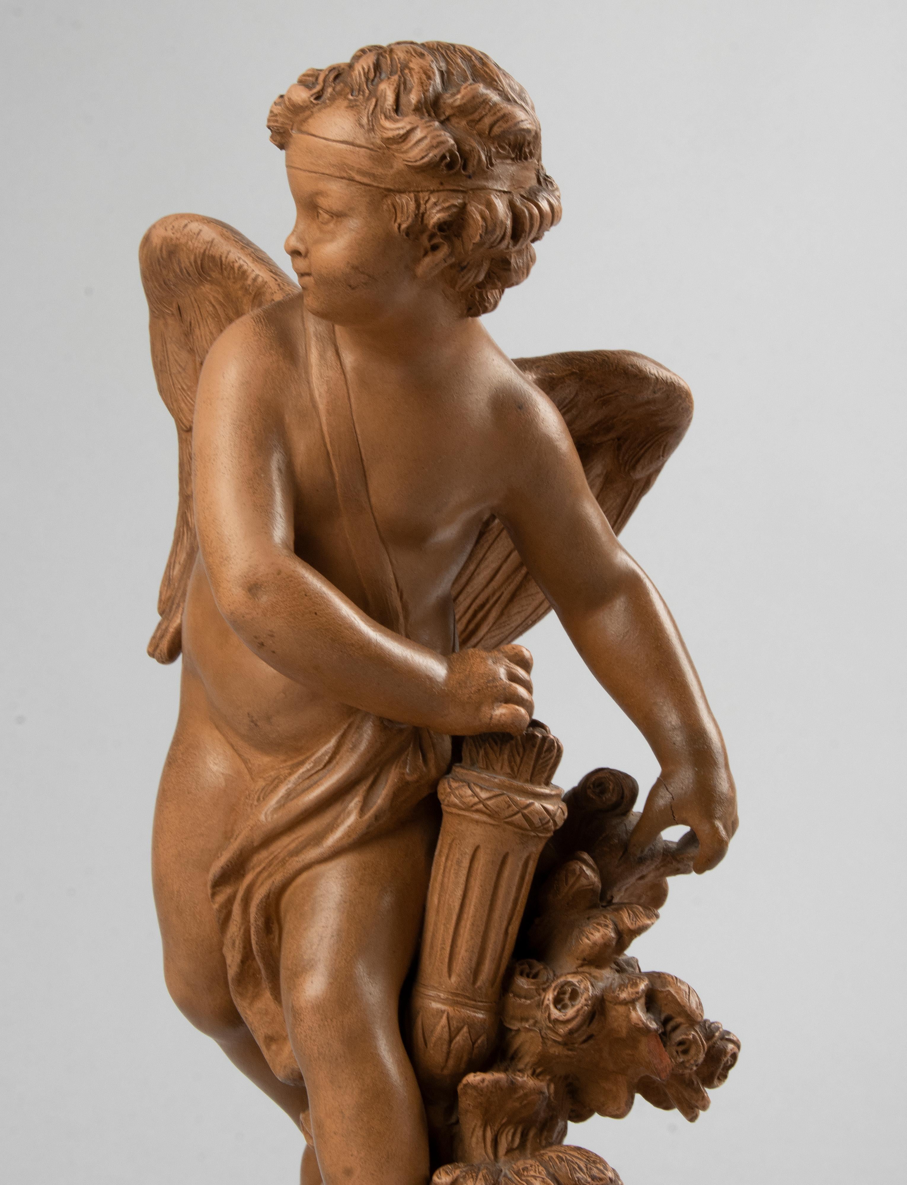 Terre cuite Statue en terre cuite du 19ème siècle « Cupido prenant une flèche » d'après Etienne Falconet en vente