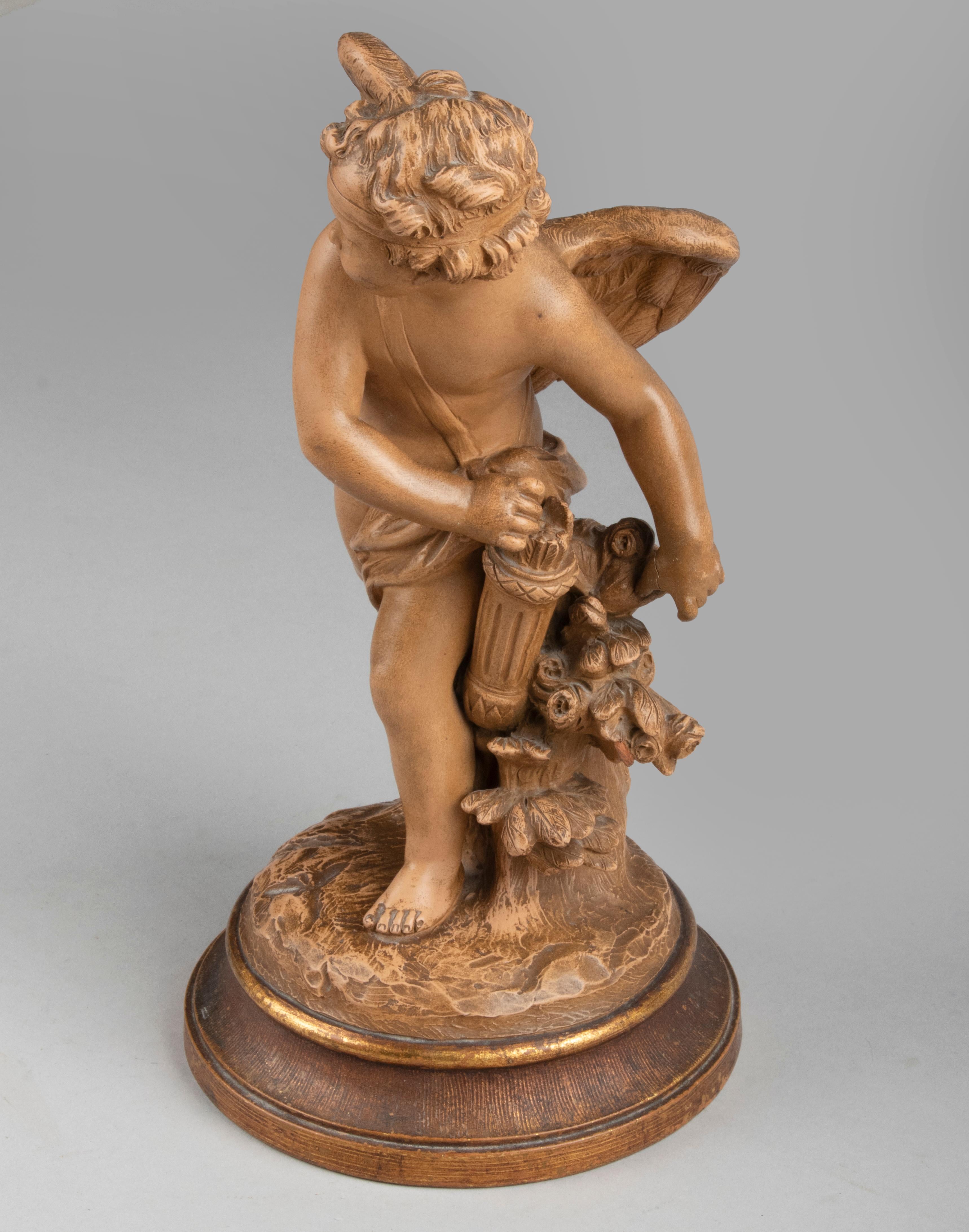 Terrakotta-Statue „Cupido auf einem Pfeil“ von Etienne Falconet aus dem 19. Jahrhundert im Angebot 6