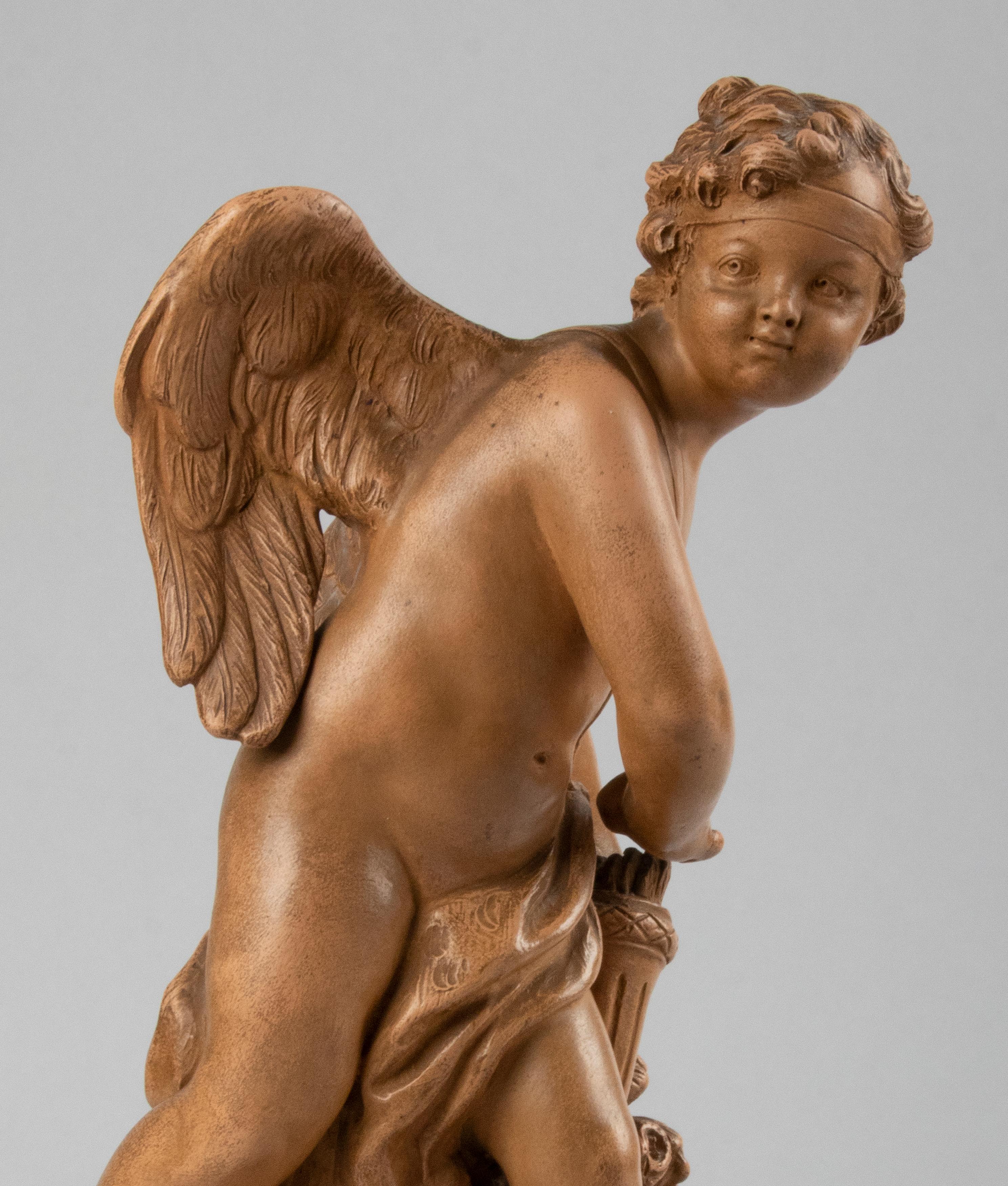 Terrakotta-Statue „Cupido auf einem Pfeil“ von Etienne Falconet aus dem 19. Jahrhundert (Französisch) im Angebot