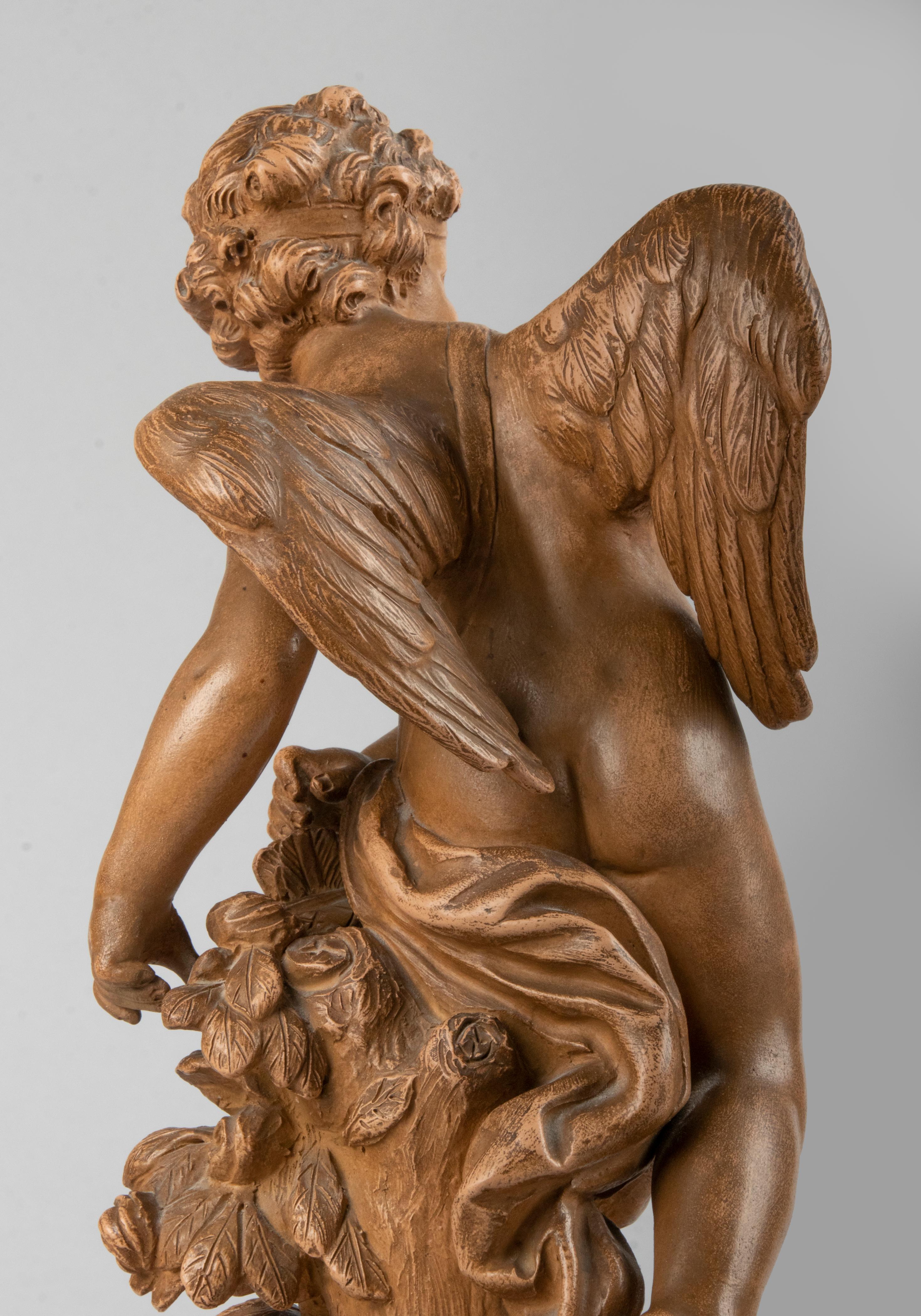 Terrakotta-Statue „Cupido auf einem Pfeil“ von Etienne Falconet aus dem 19. Jahrhundert (Handgefertigt) im Angebot