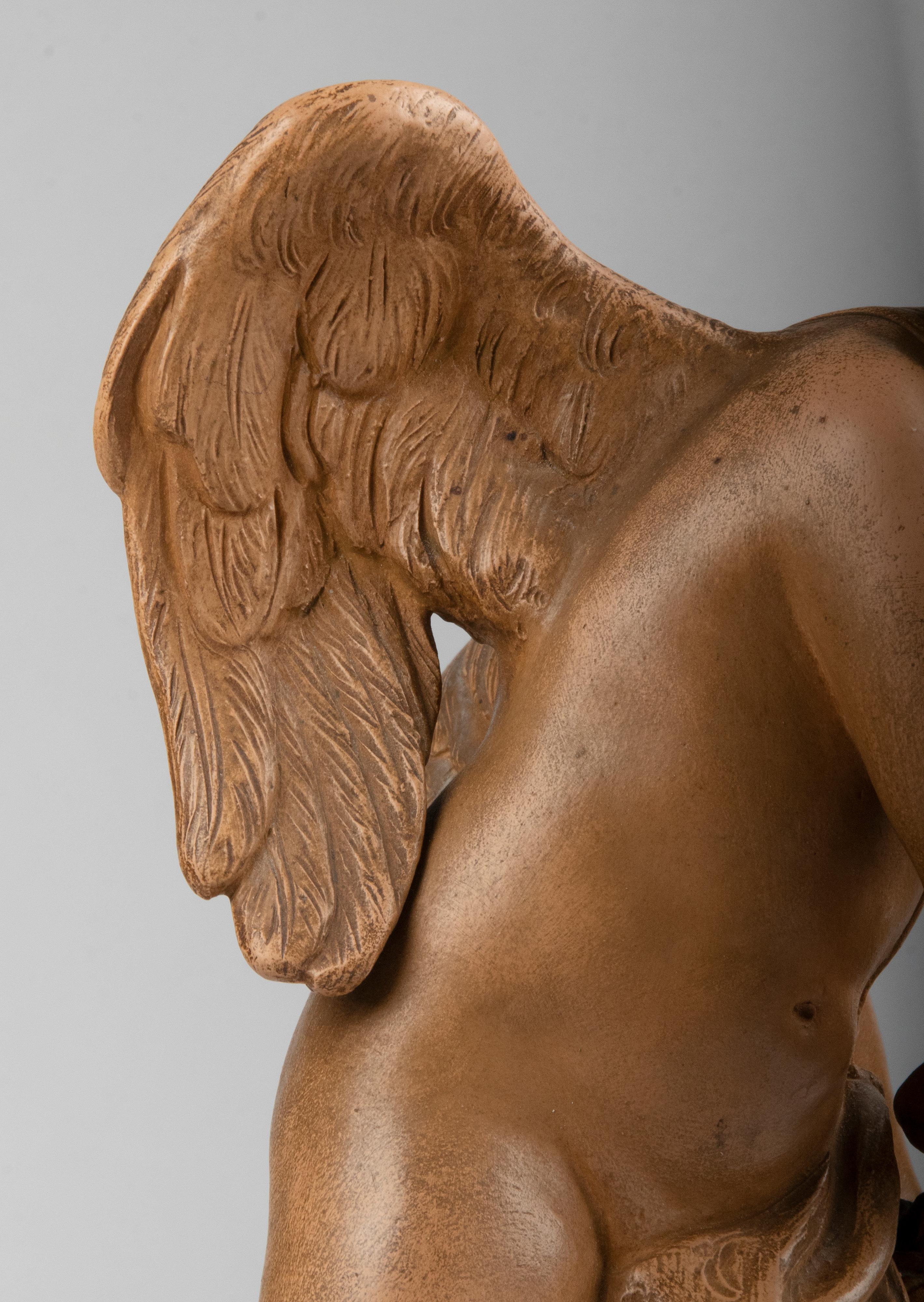 Français Statue en terre cuite du 19ème siècle « Cupido prenant une flèche » d'après Etienne Falconet en vente