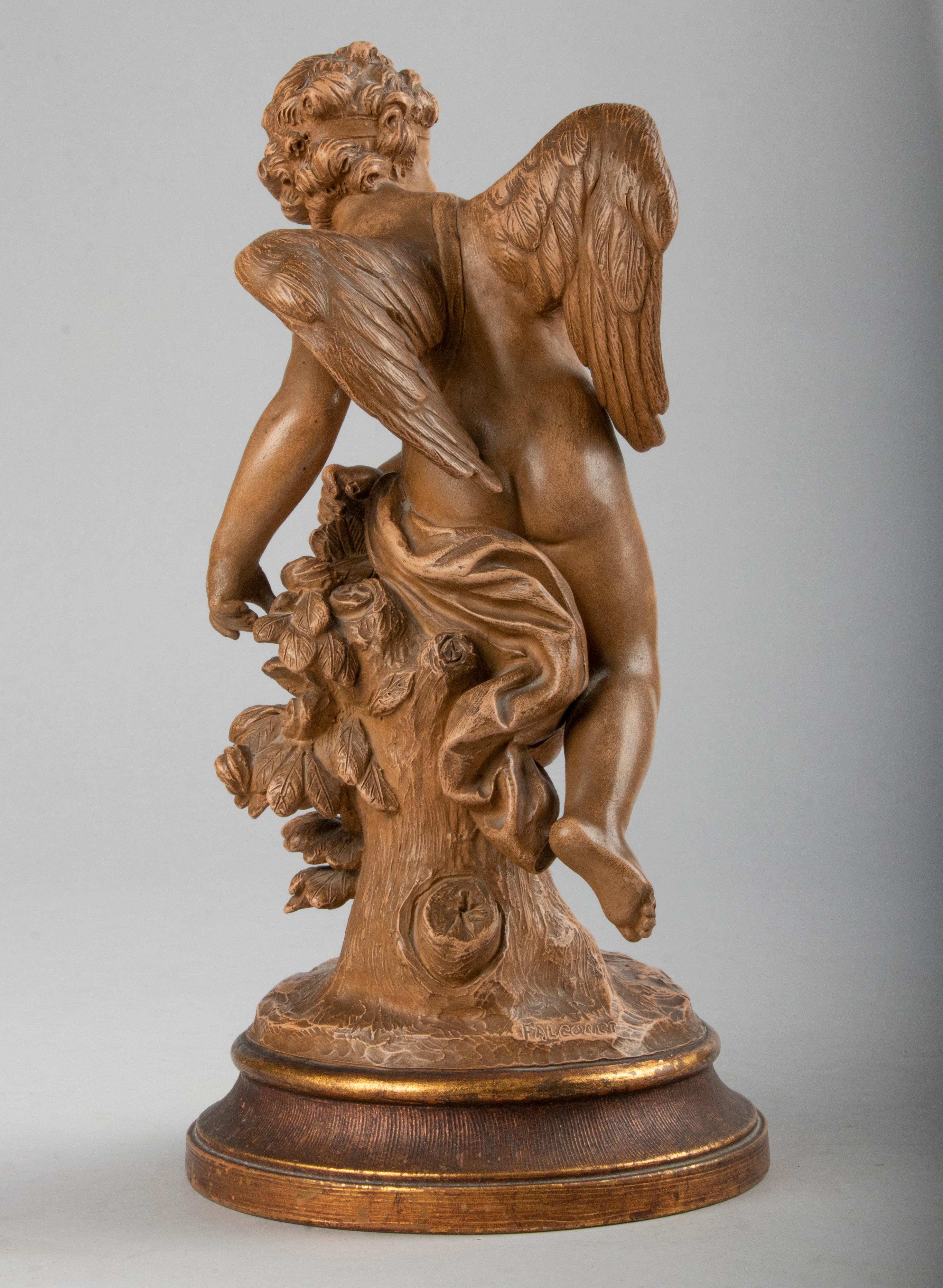 Statue en terre cuite du 19ème siècle « Cupido prenant une flèche » d'après Etienne Falconet Bon état - En vente à Casteren, Noord-Brabant