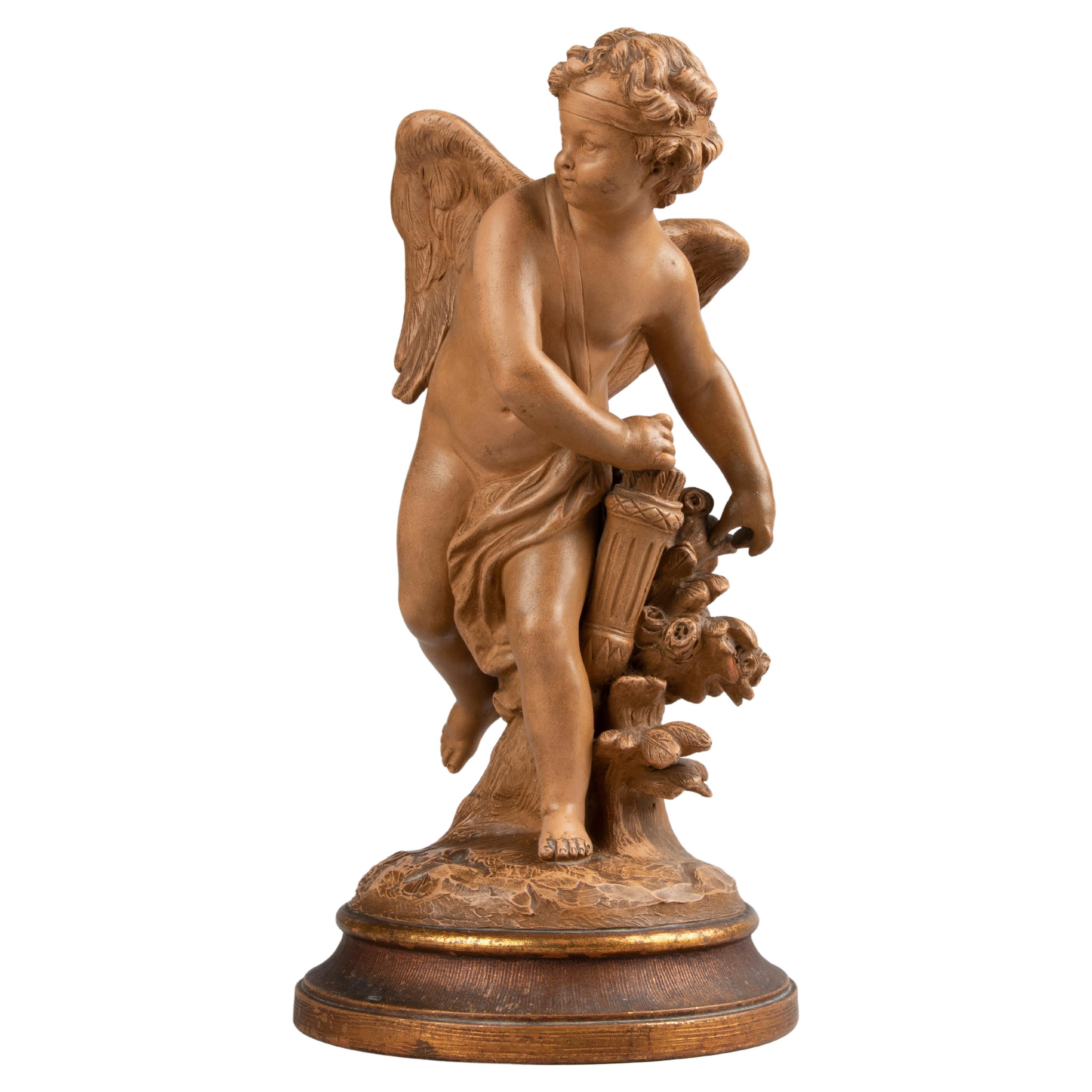 Terrakotta-Statue „Cupido auf einem Pfeil“ von Etienne Falconet aus dem 19. Jahrhundert im Angebot