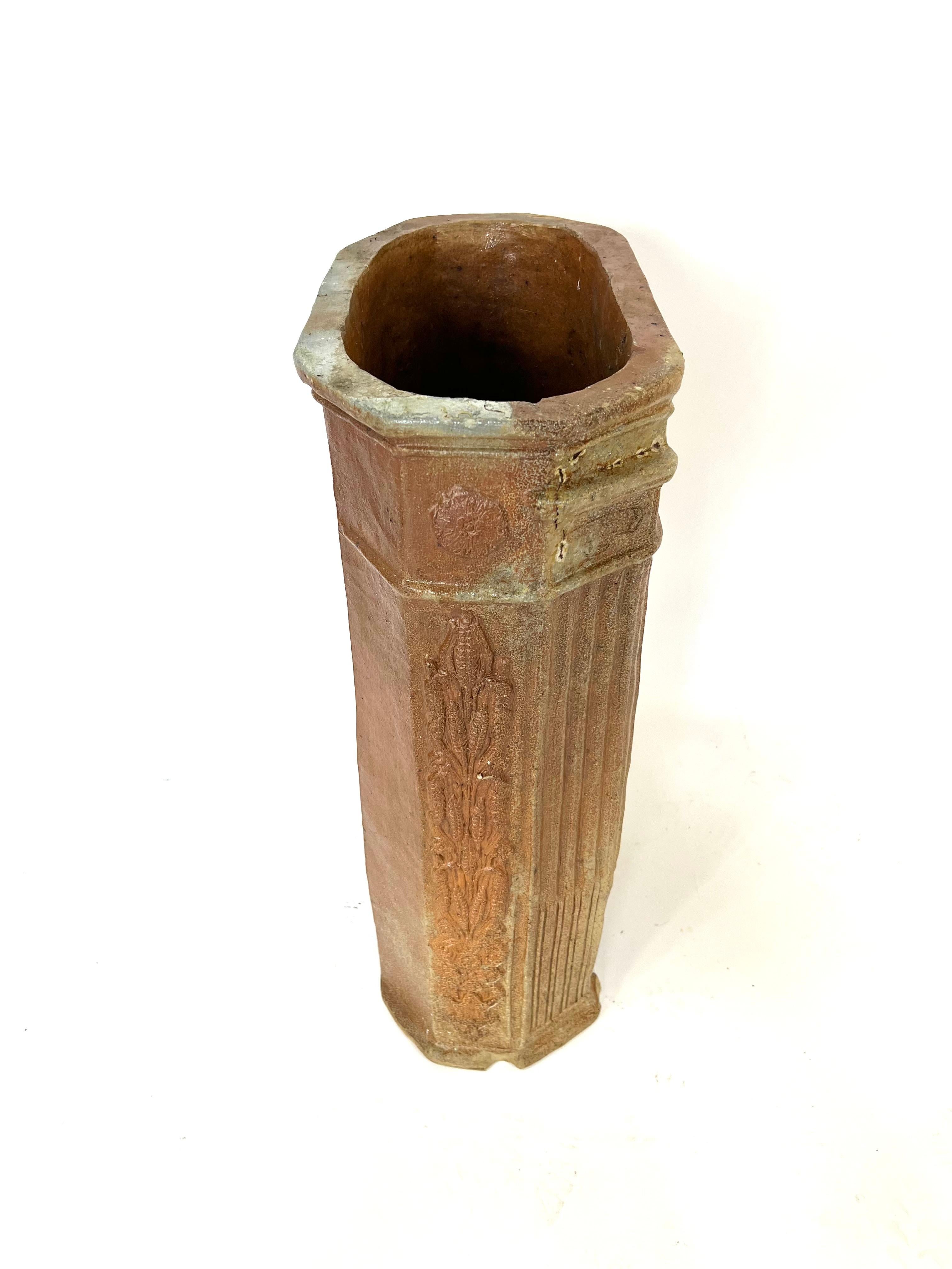 Terrakotta-Wasserbrunnen aus dem 19. Jahrhundert mit Blumen- und Medici-Pokal-Dekor im Angebot 6