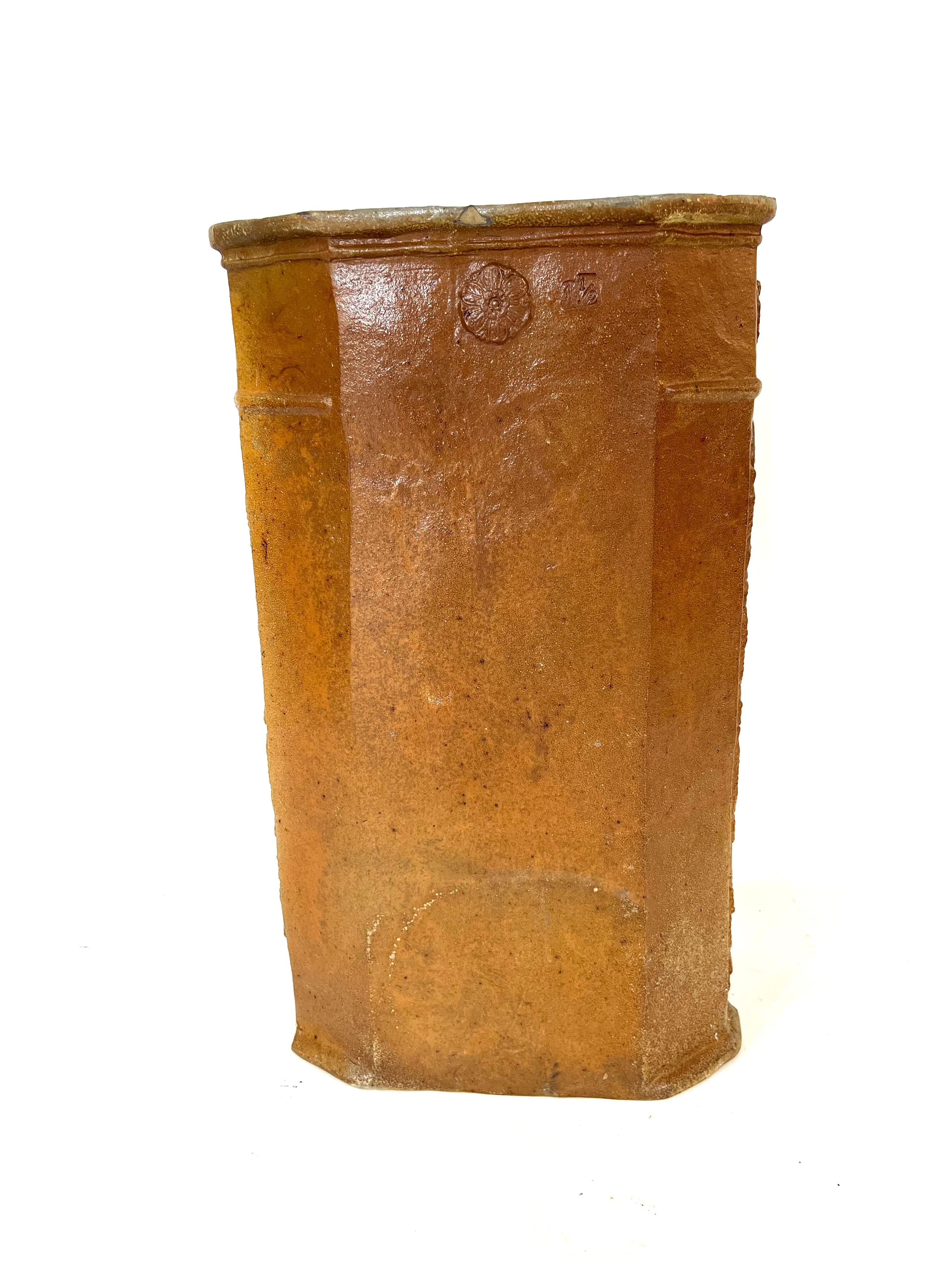 Terrakotta-Wasserbrunnen aus dem 19. Jahrhundert mit Blumen- und Medici-Pokal-Dekor im Angebot 8