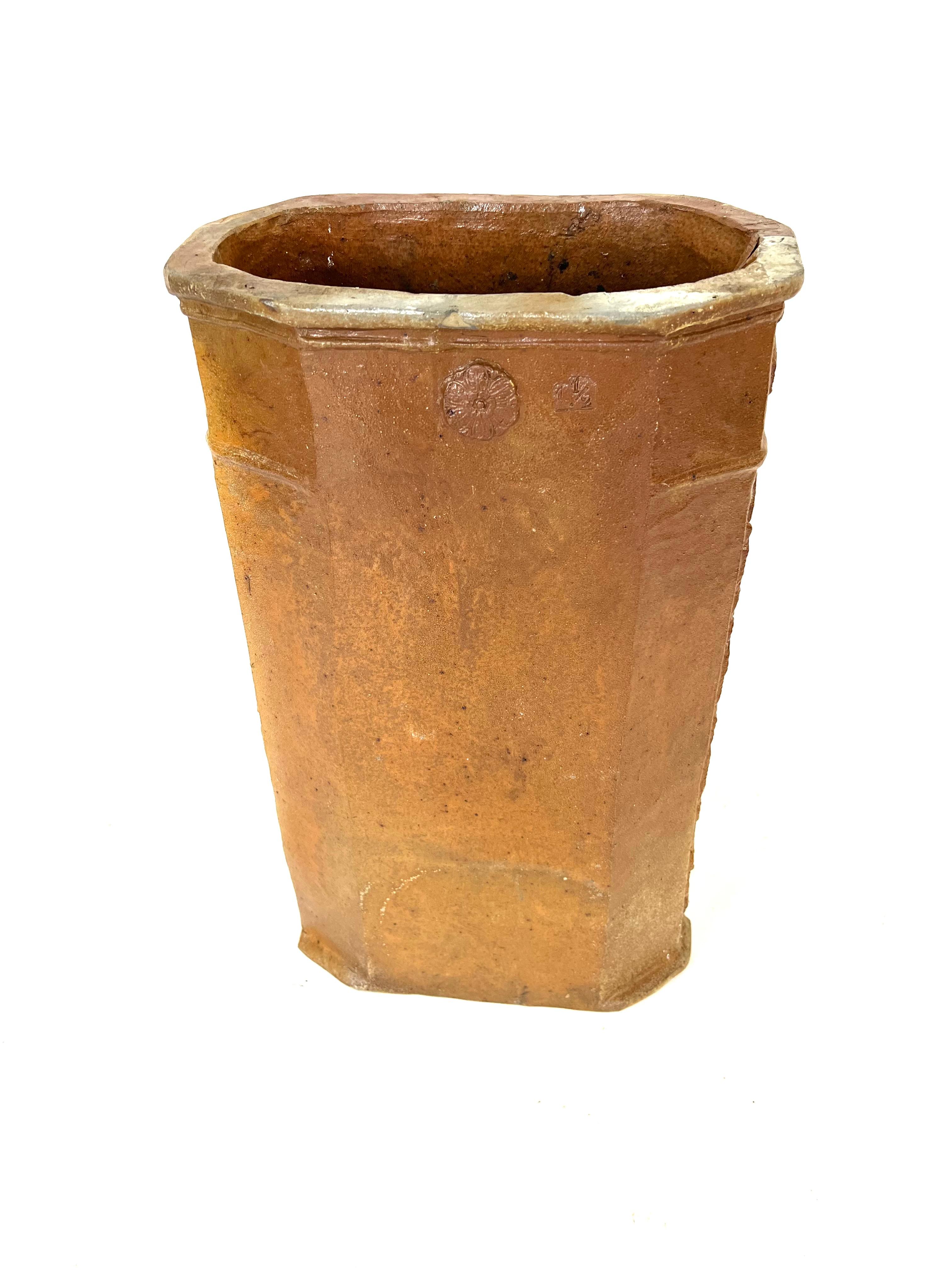 Terrakotta-Wasserbrunnen aus dem 19. Jahrhundert mit Blumen- und Medici-Pokal-Dekor im Angebot 9