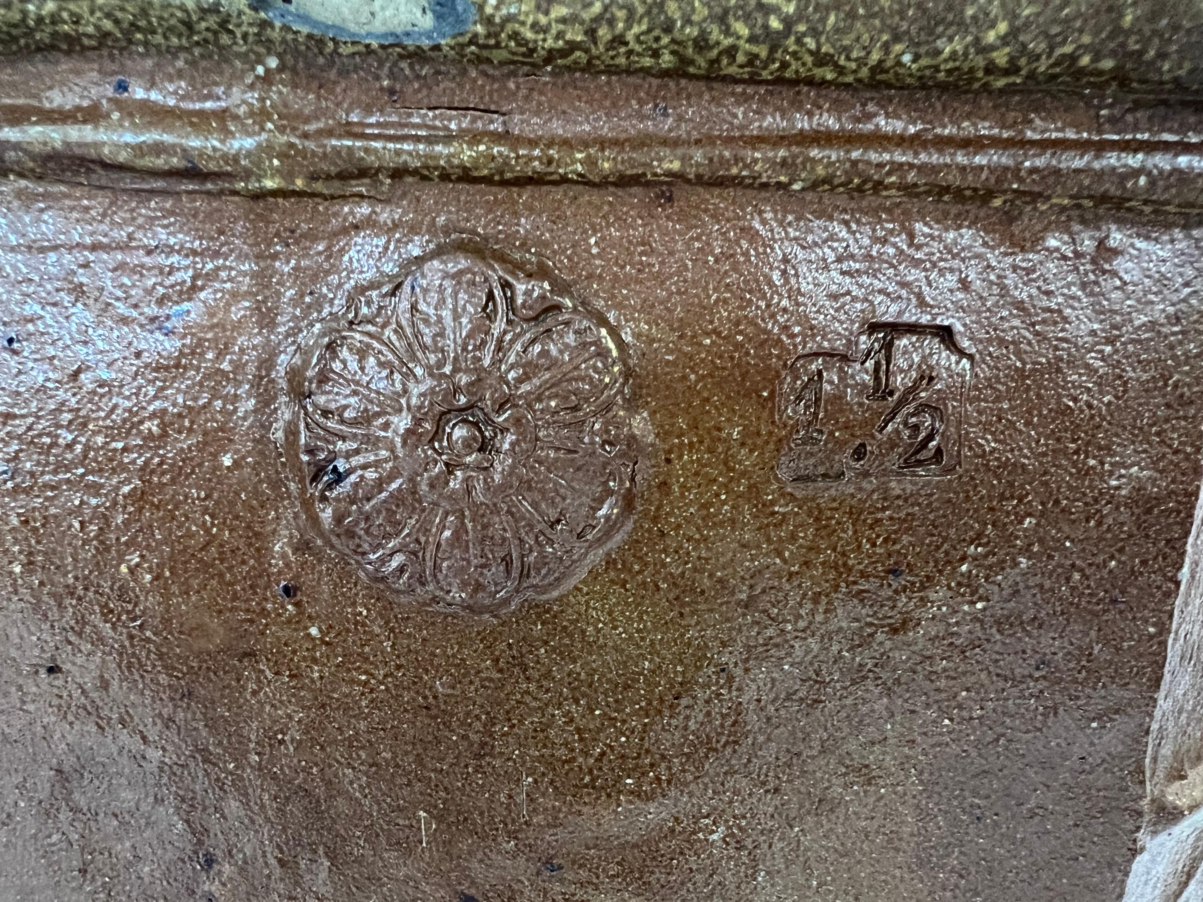 Terrakotta-Wasserbrunnen aus dem 19. Jahrhundert mit Blumen- und Medici-Pokal-Dekor im Angebot 10