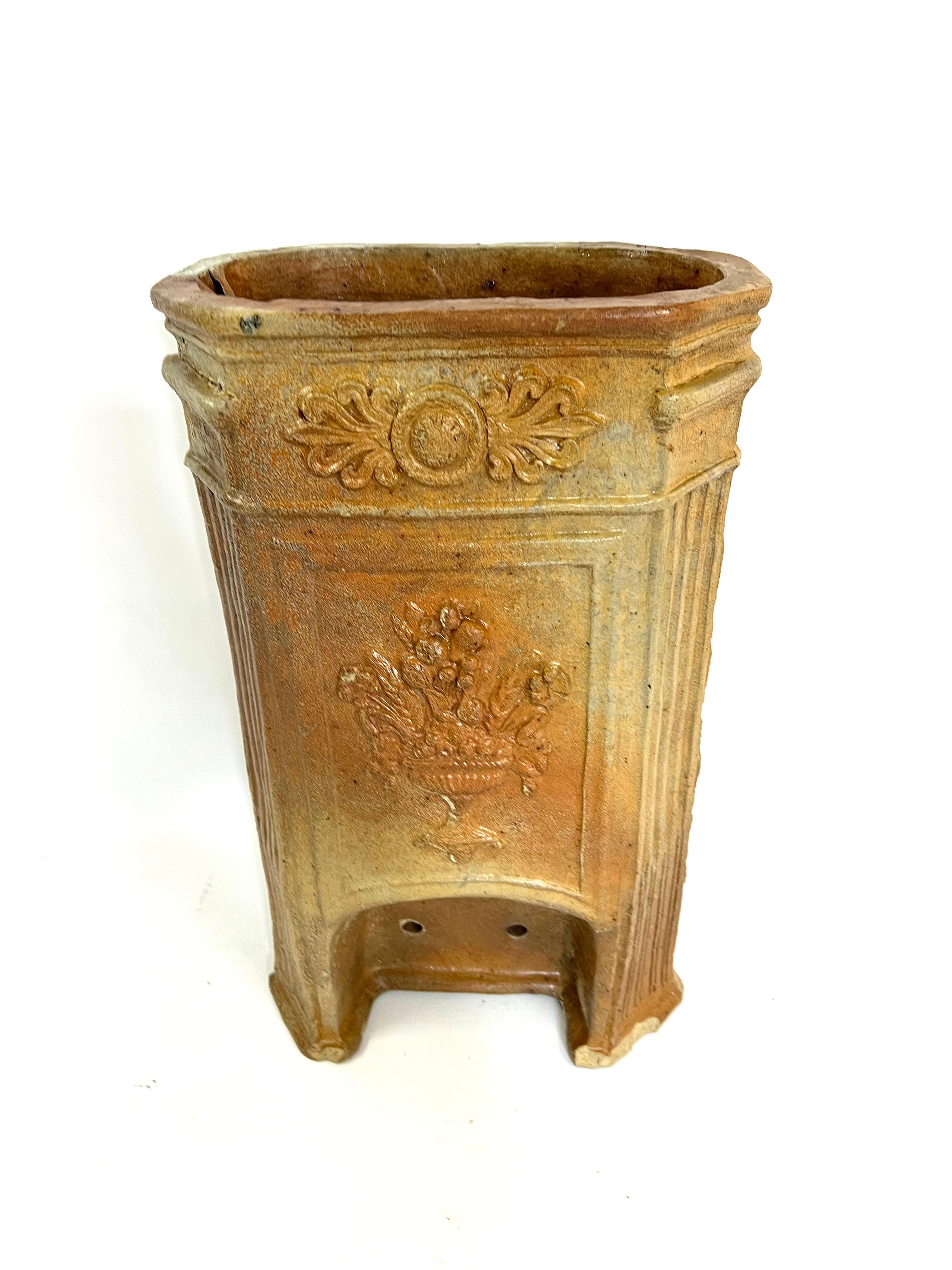 Dieser exquisite Terrakotta-Brunnen aus dem 19. Jahrhundert ist ein schönes Beispiel für die Handwerkskunst seiner Zeit. Er ist mit einem detaillierten und schön ausgeführten Dekor aus Blumen, Früchten und Weizengarben verziert und wird von einem