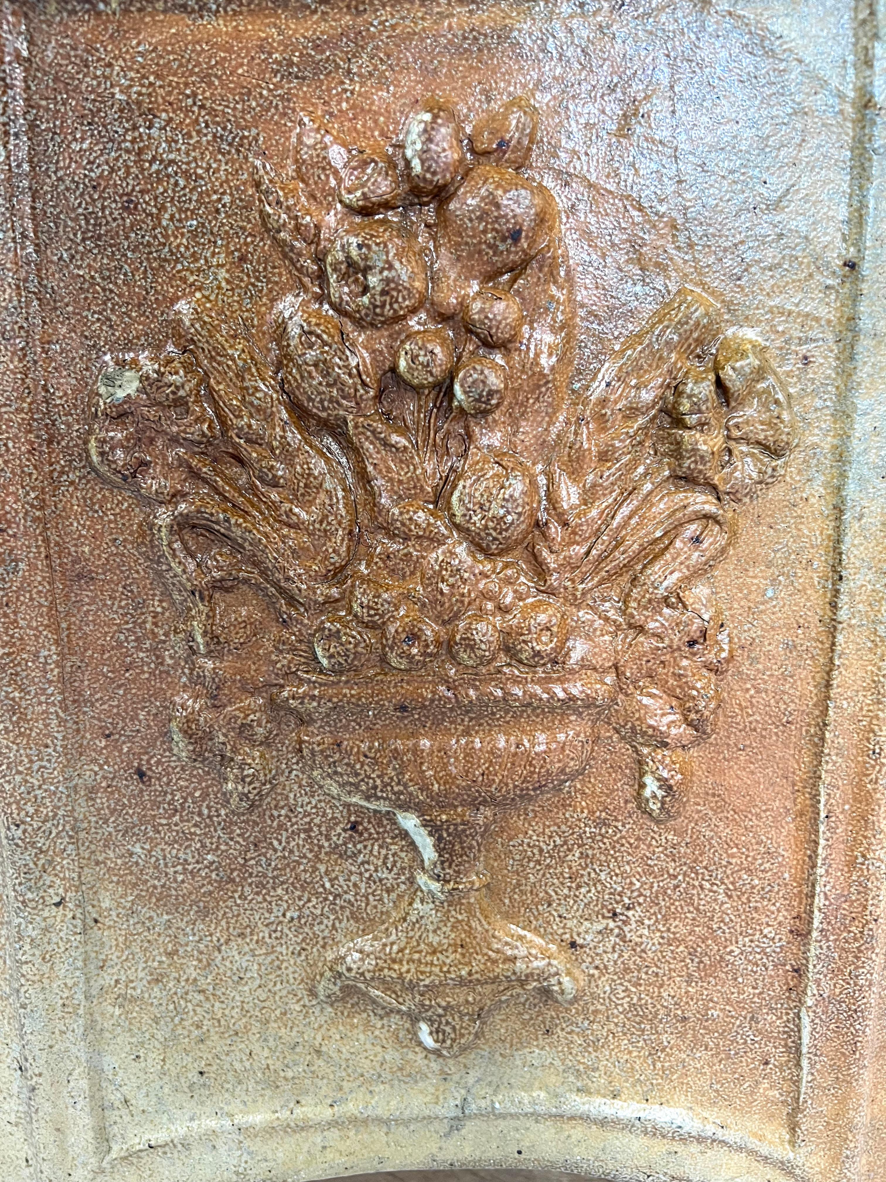 Terrakotta-Wasserbrunnen aus dem 19. Jahrhundert mit Blumen- und Medici-Pokal-Dekor (Französisch) im Angebot